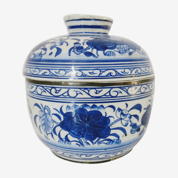 Covered pot in blue and white Chinese porcelain