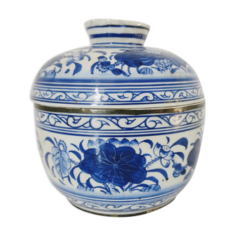 Covered pot in blue and white Chinese porcelain
