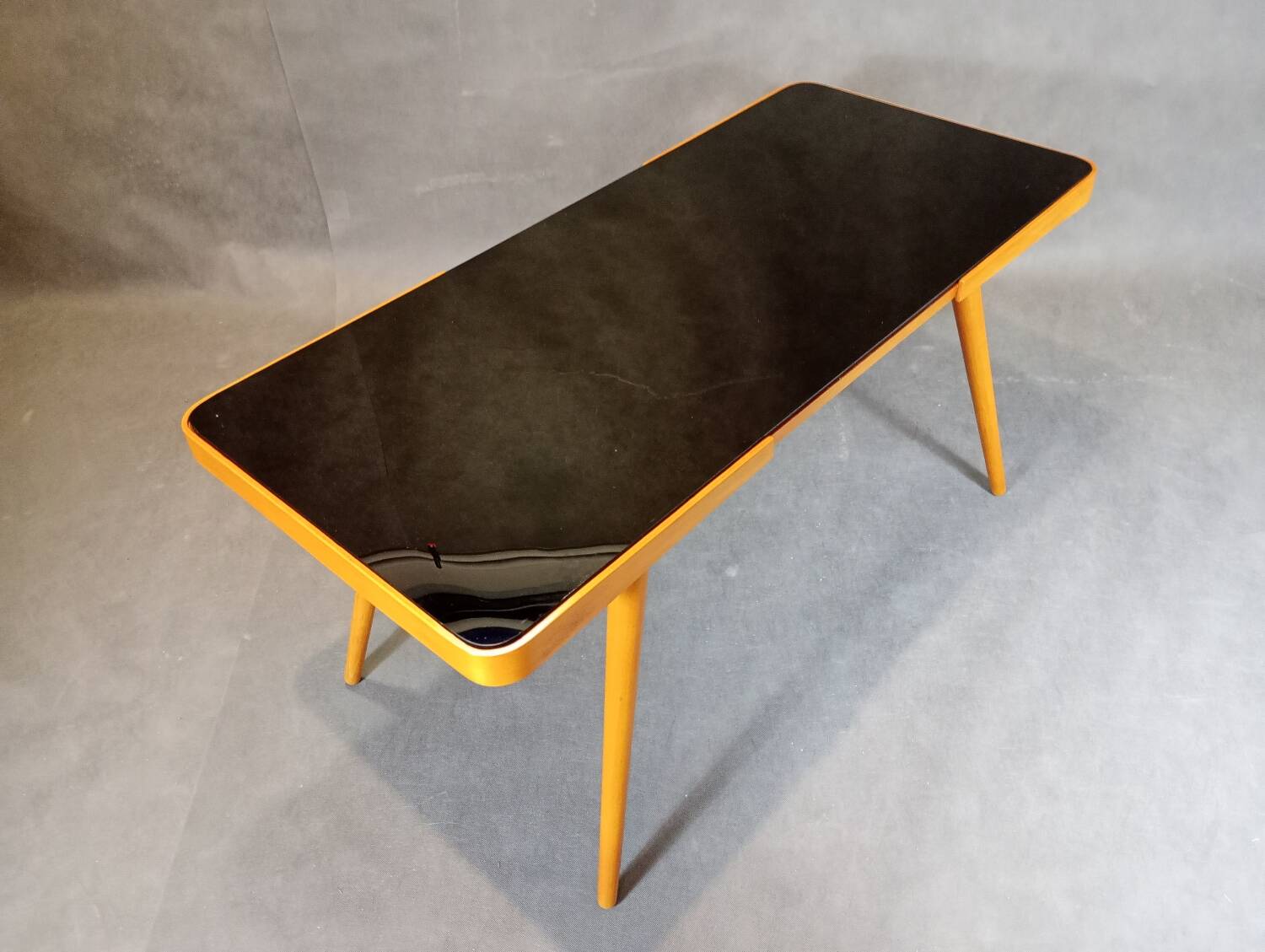 Table basse Jiri Jiroutek par Cesky Nabytok