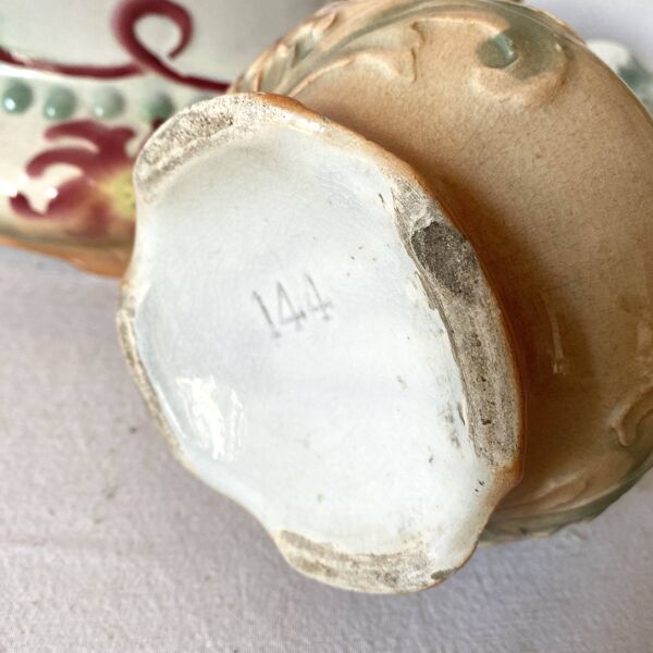 Vases en barbotine art nouveau, ancienne garniture de cheminée