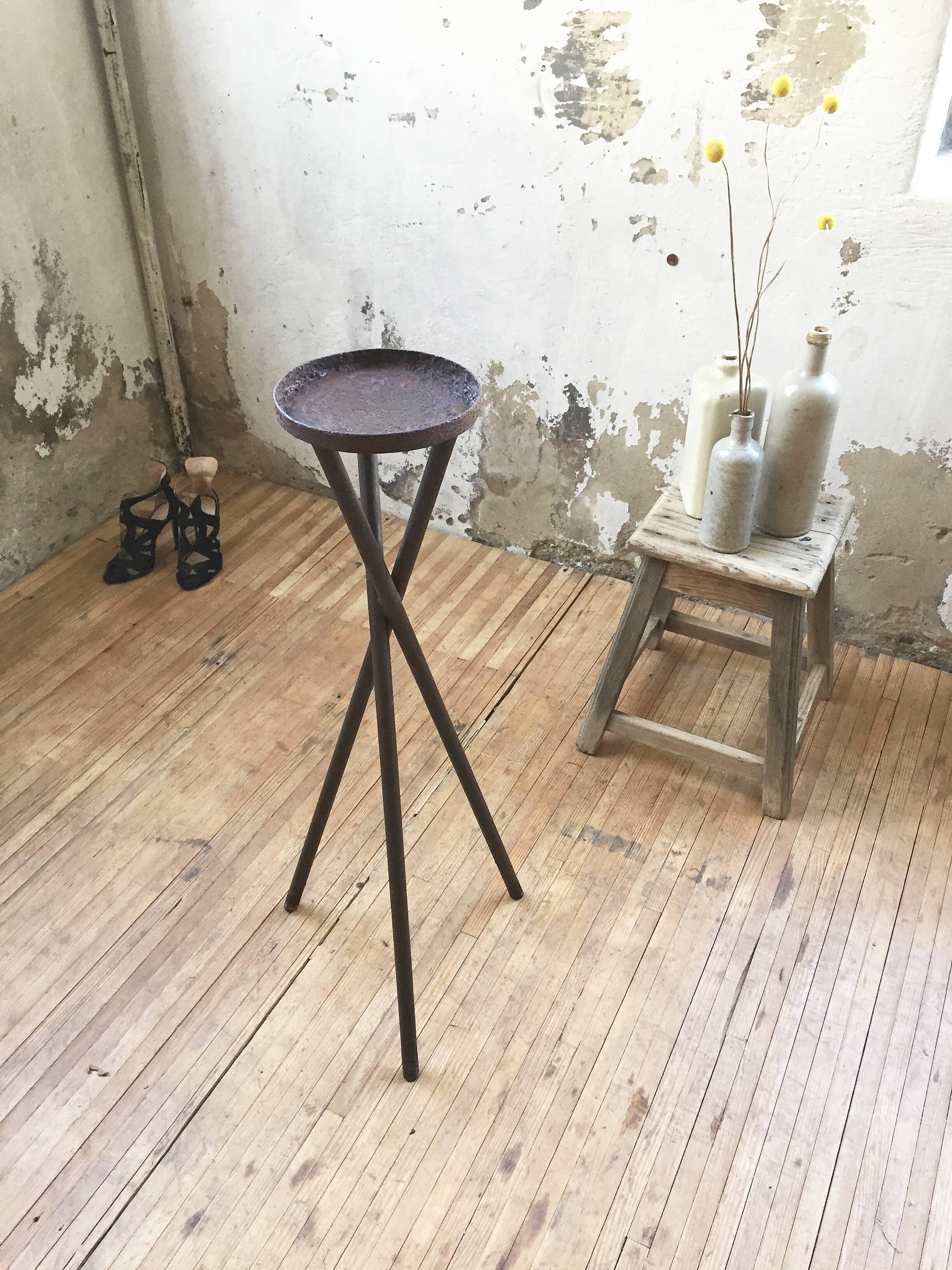 Support sculpture or tripod plants