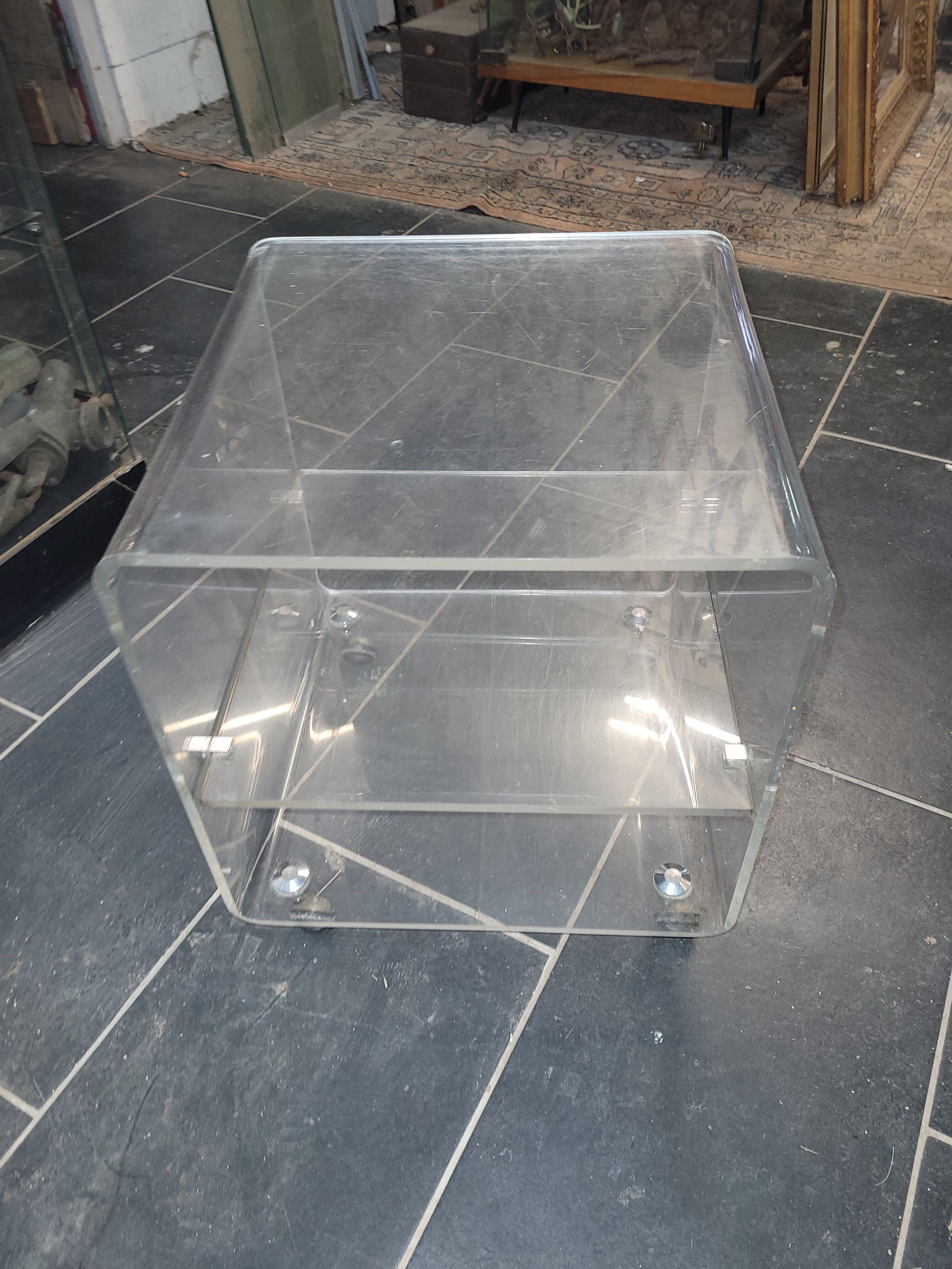 Table d'appoint en plexiglas