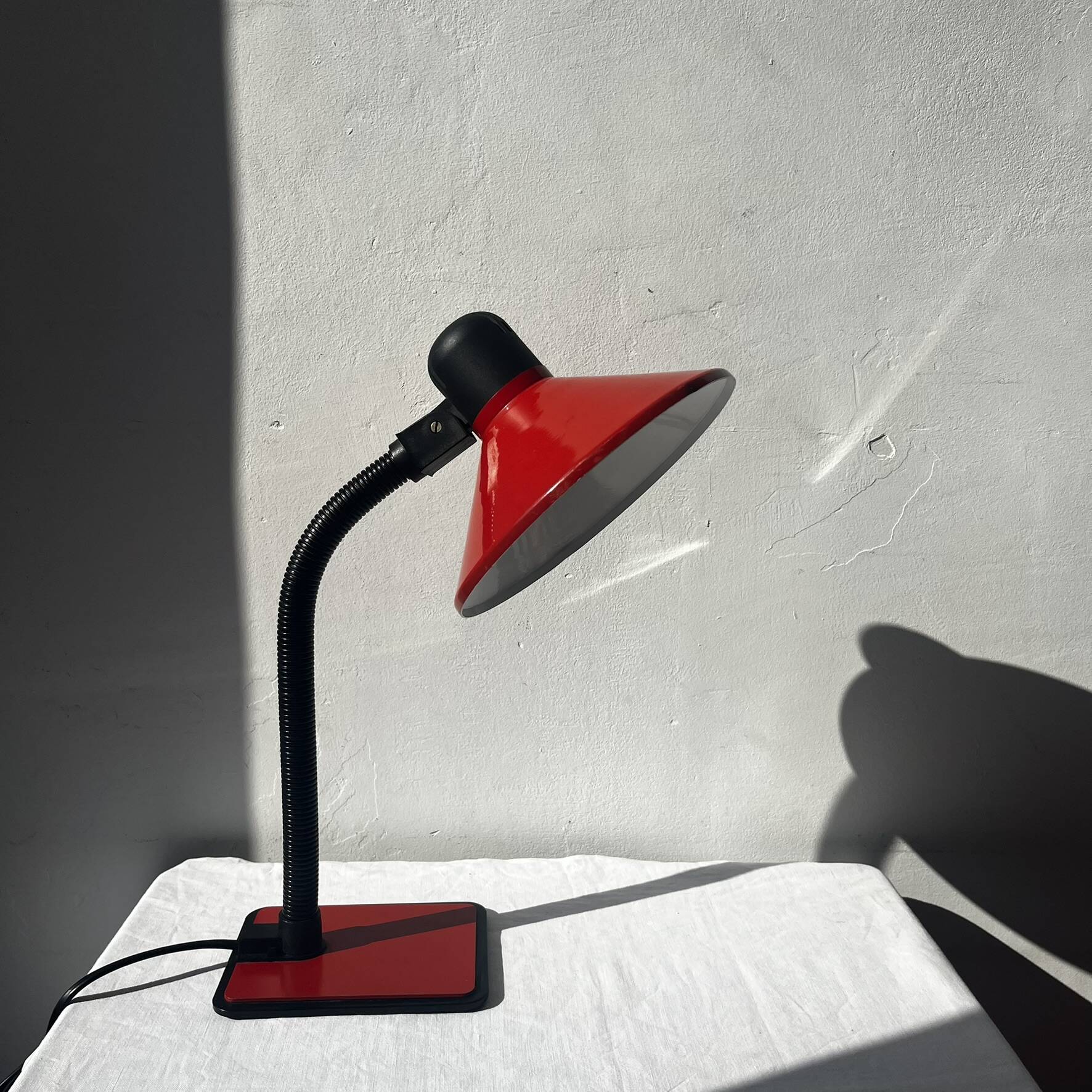 Vintage red metal lamp (Massive)