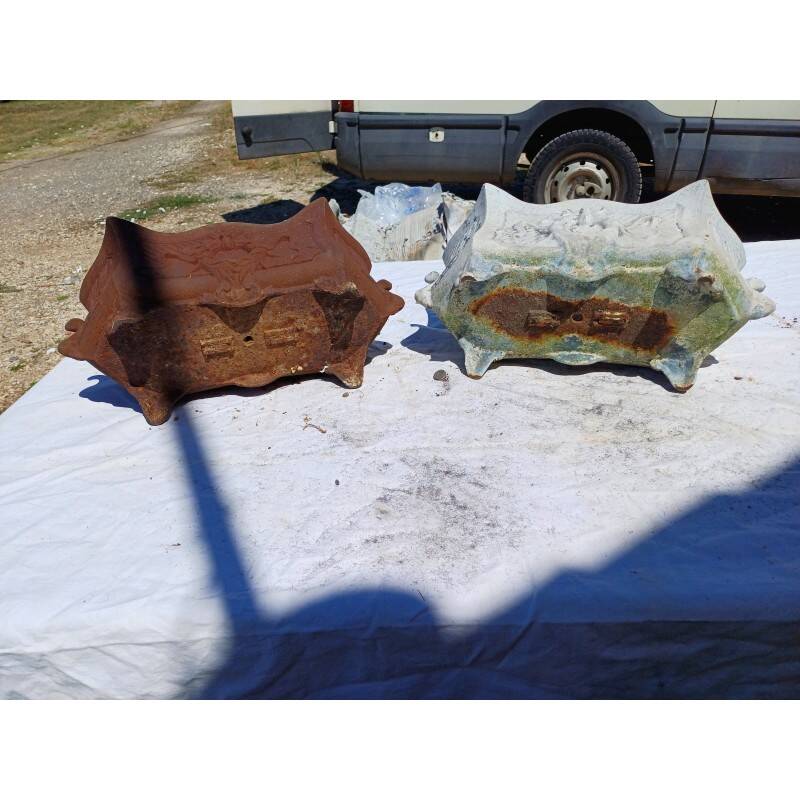 Pair of 1900 cast iron planters from Charleville-Mézières in rococo style