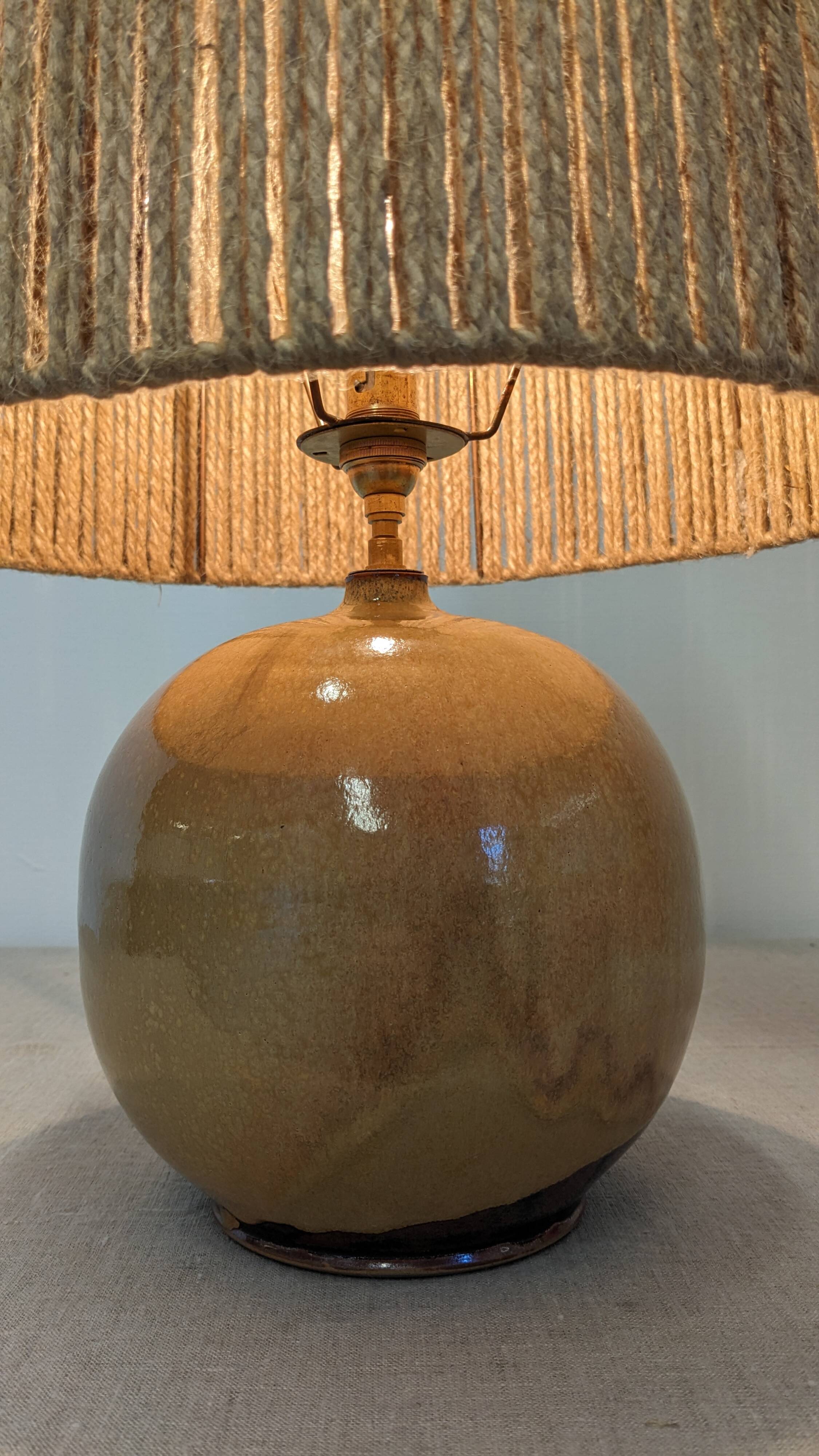 Lampe boule vintage en grès émaillé et corde de jute