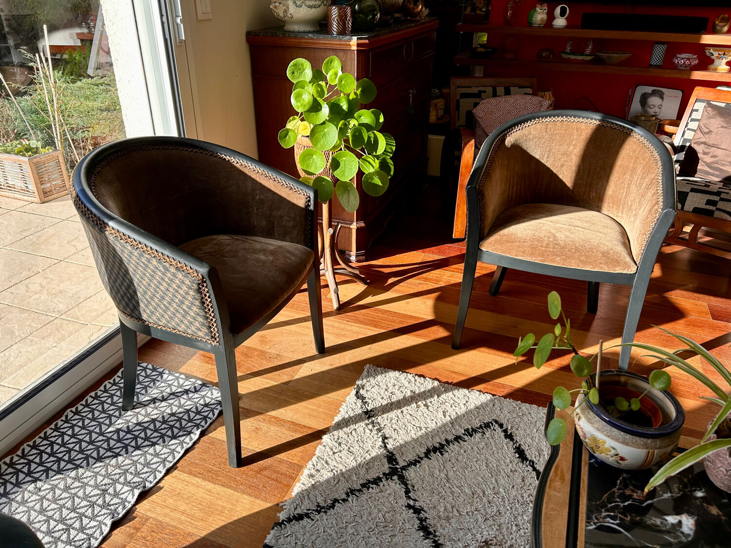 Pair of Art Deco barrel chairs in black and bronze