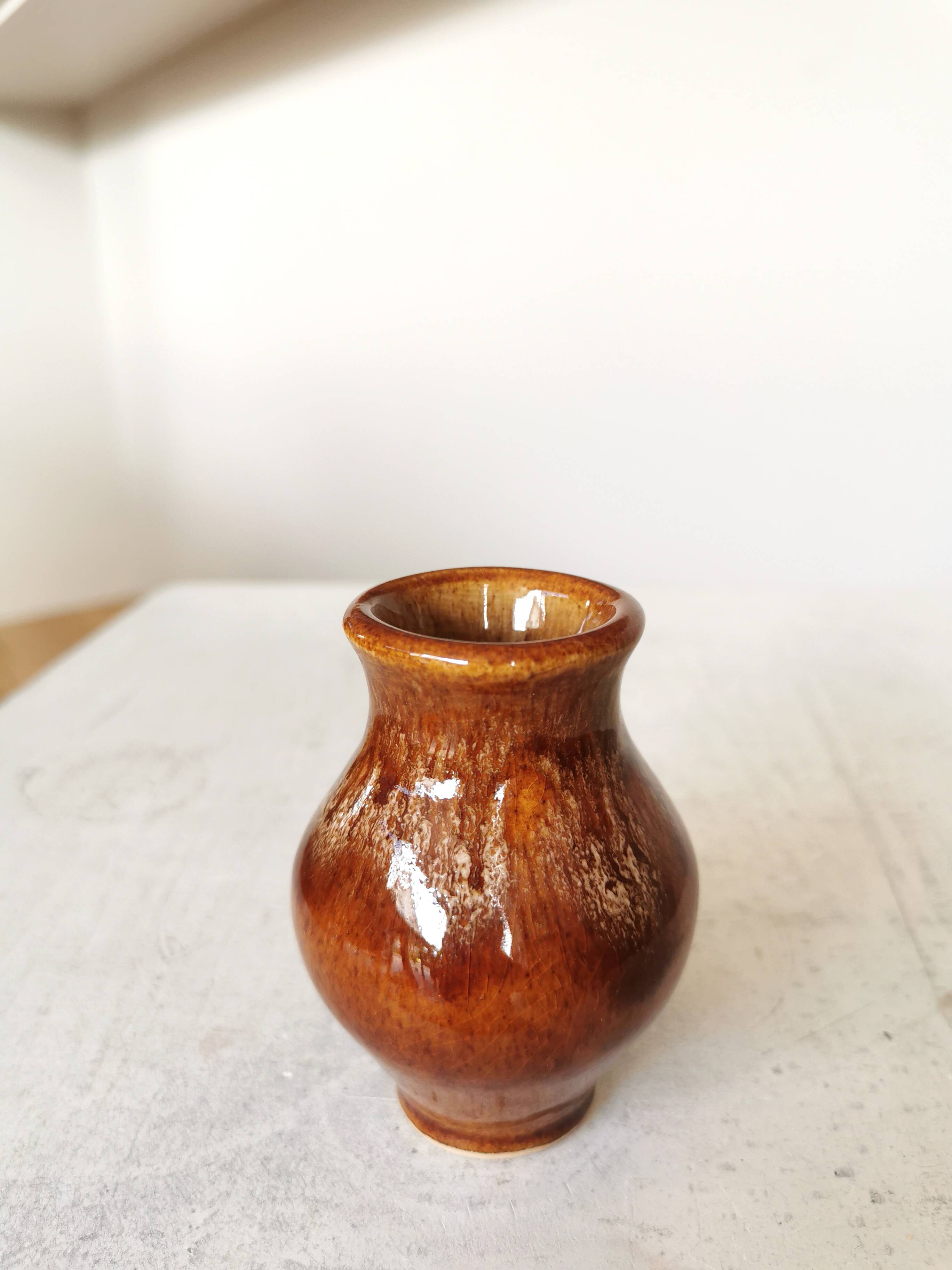 Vase vintage en céramique brune aux formes arrondies, Yougoslavie, style bohème des années 1970
