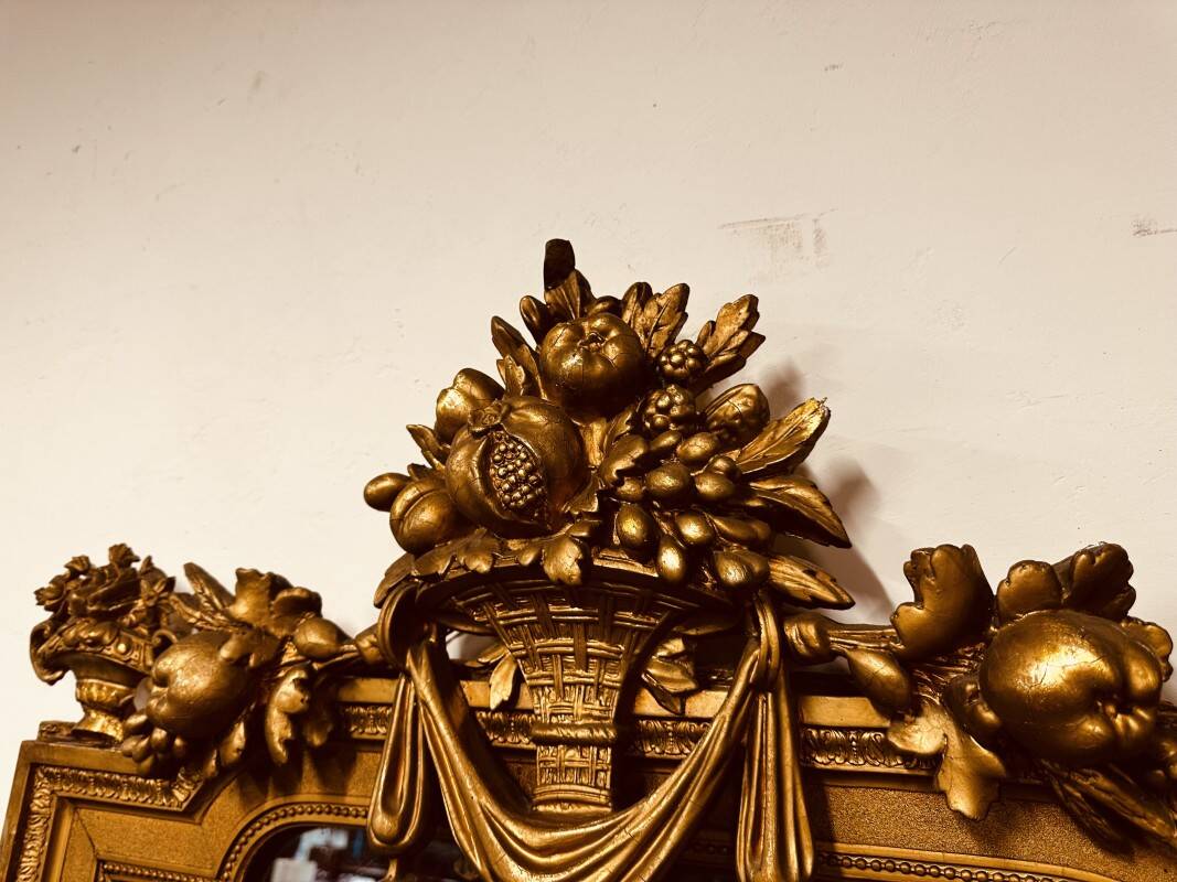 Antique English golden barock mirror mirror with large ornament