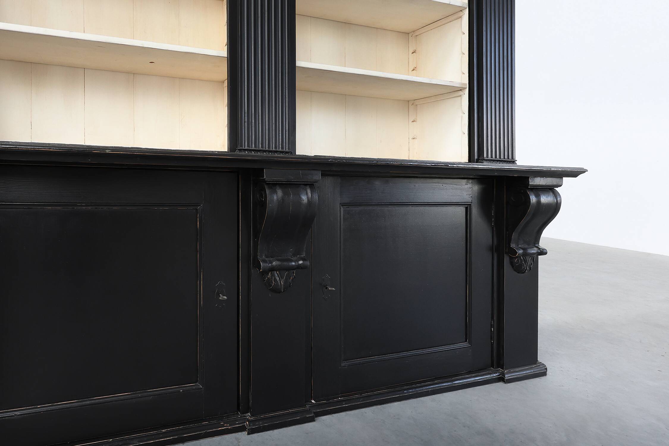 Bibliothèque haute noire du 20e siècle en MDF, Royaume-Uni