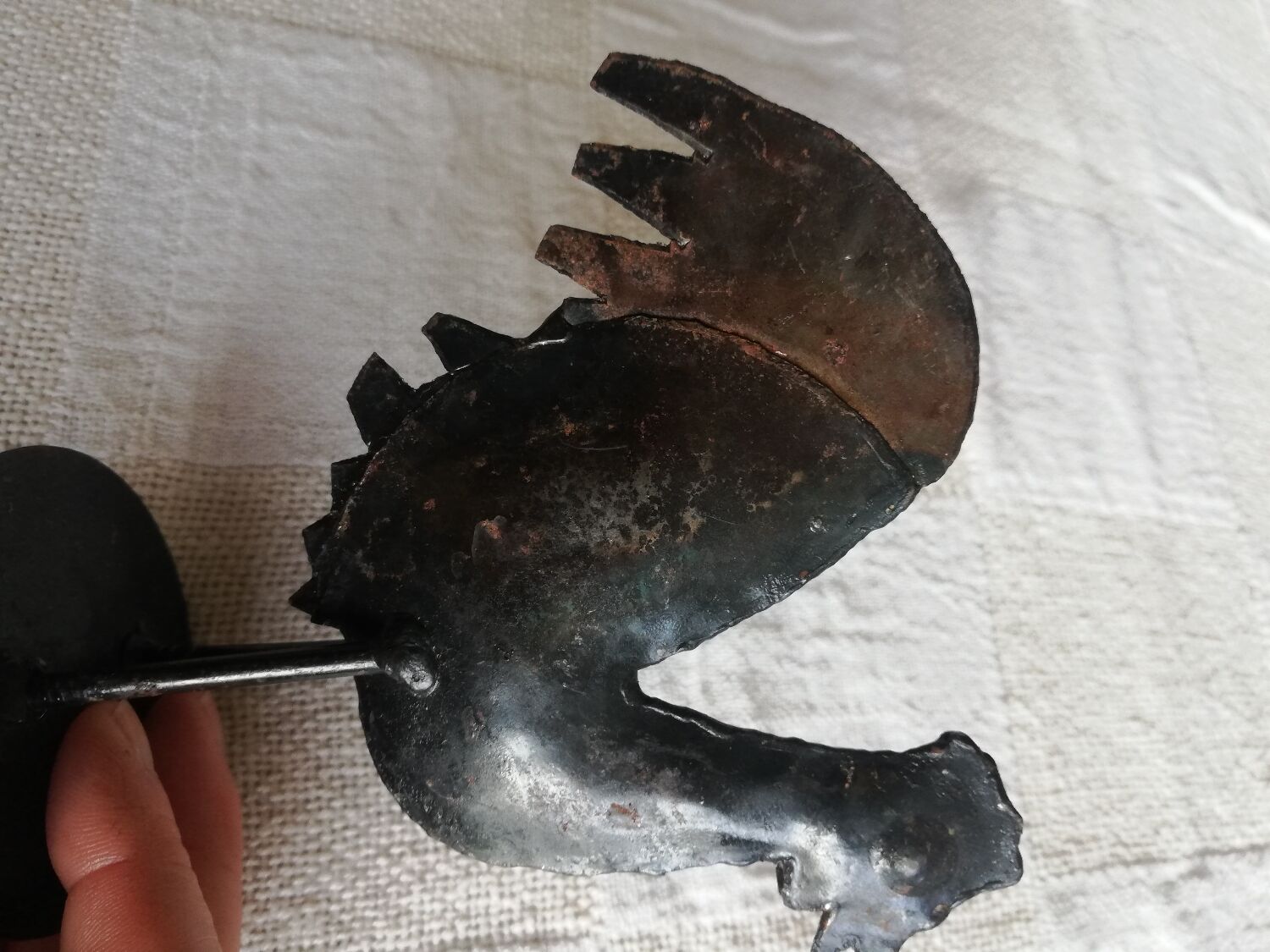 Brass hen or rooster on round support decoration