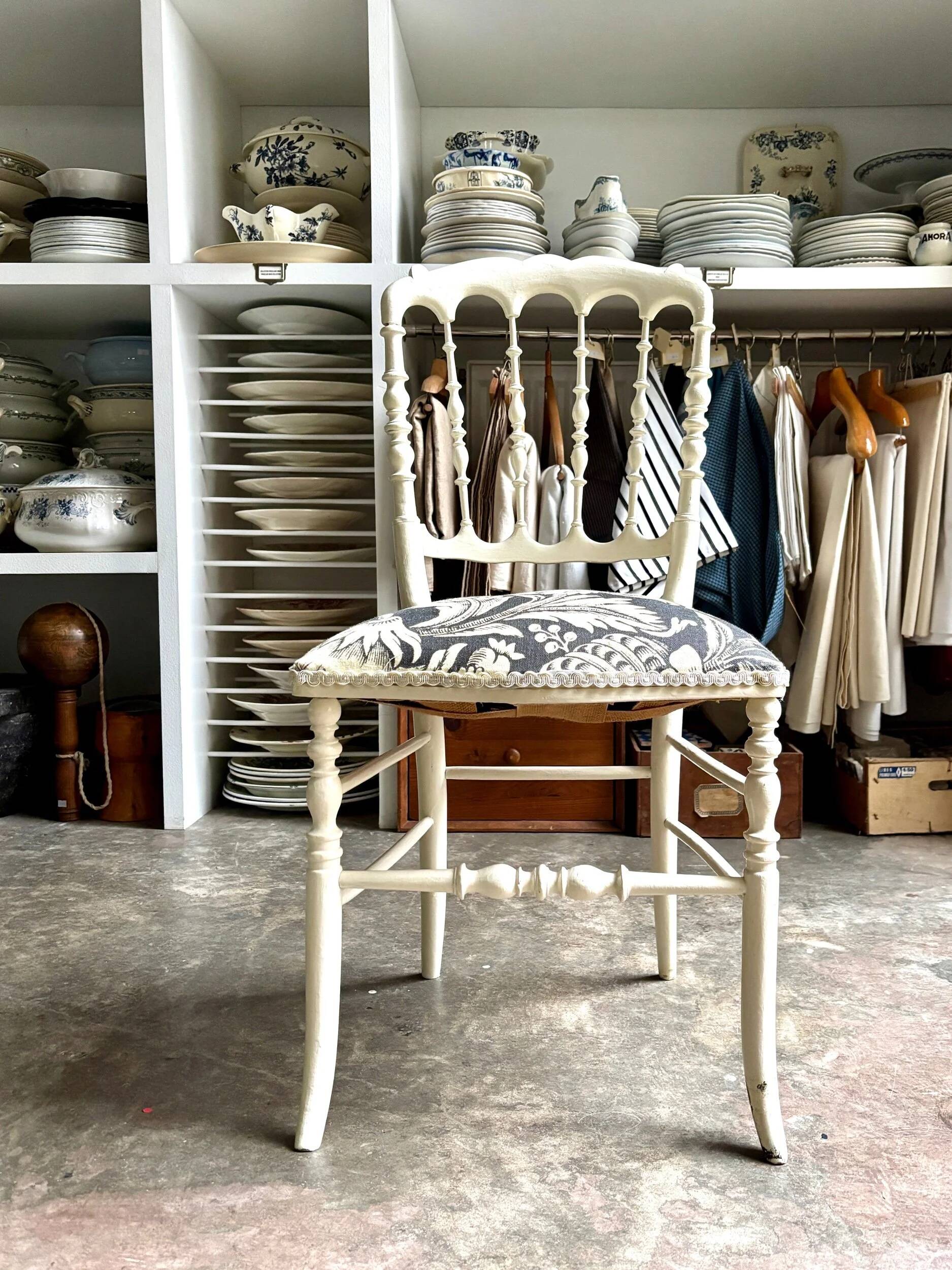 Chaise Napoléon III en bois blanc et coton "Grands Pavots" Antoinette Poisson