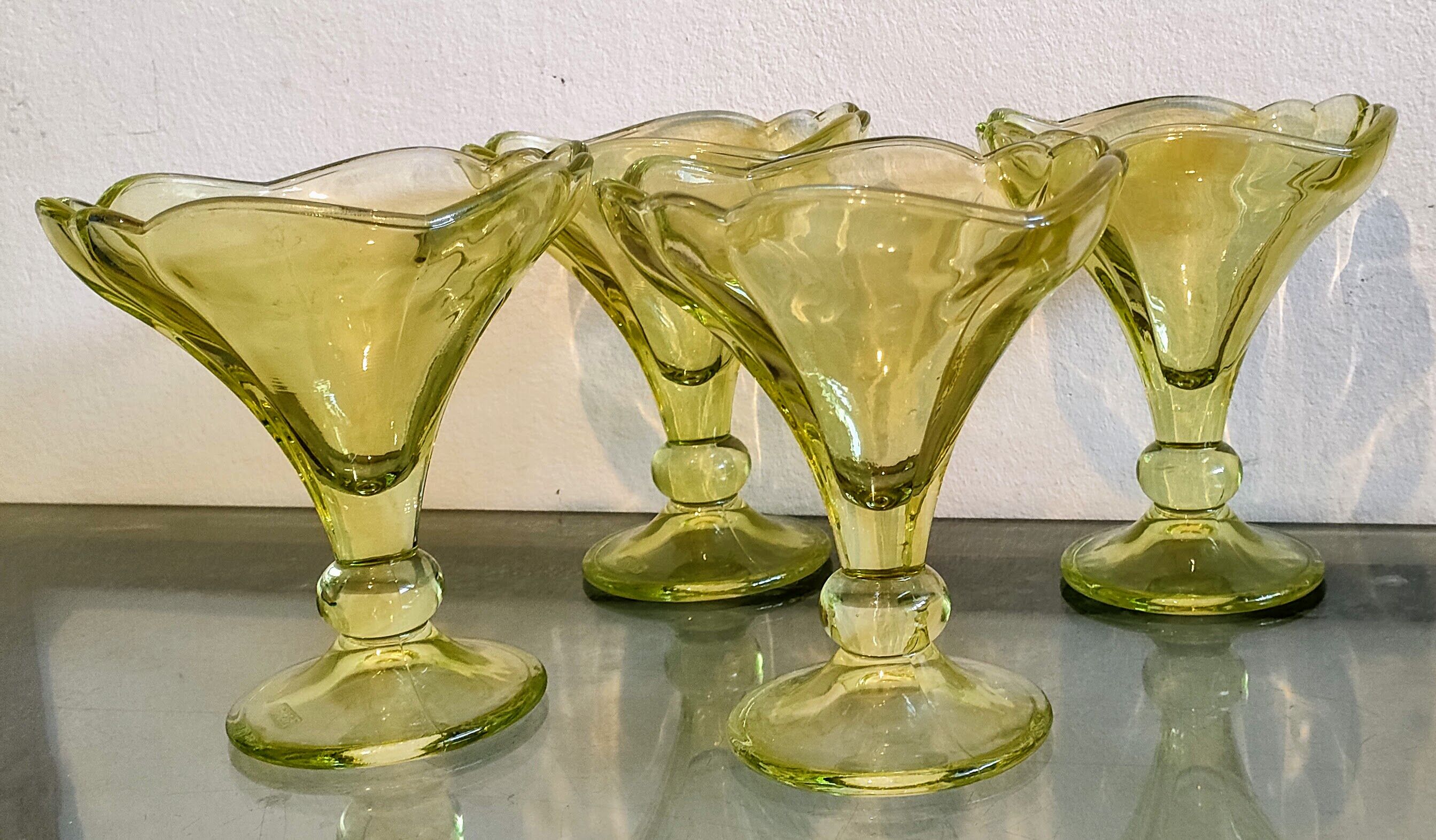 Lot 4 coupes tulipe en verre