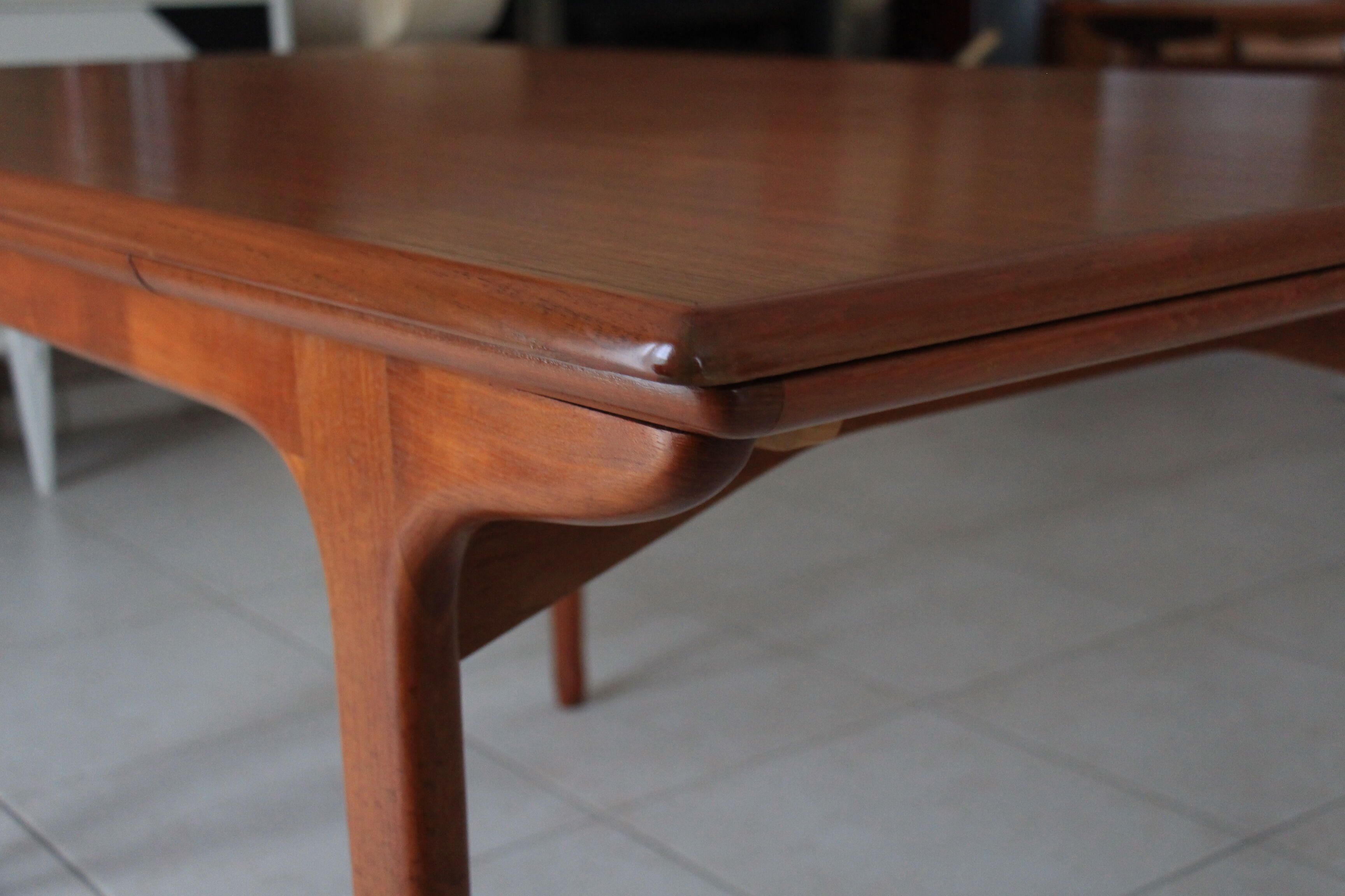 Table design scandinave en teck "meuble tv paris"