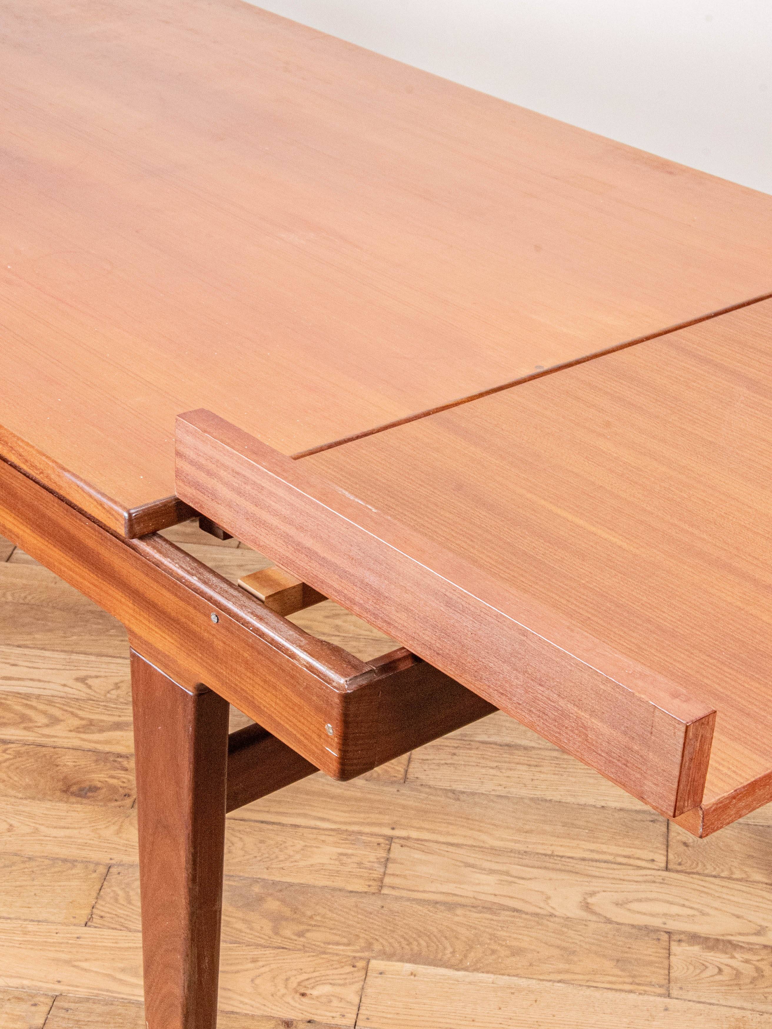 Scandinavian extendable table