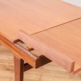 Scandinavian extendable table