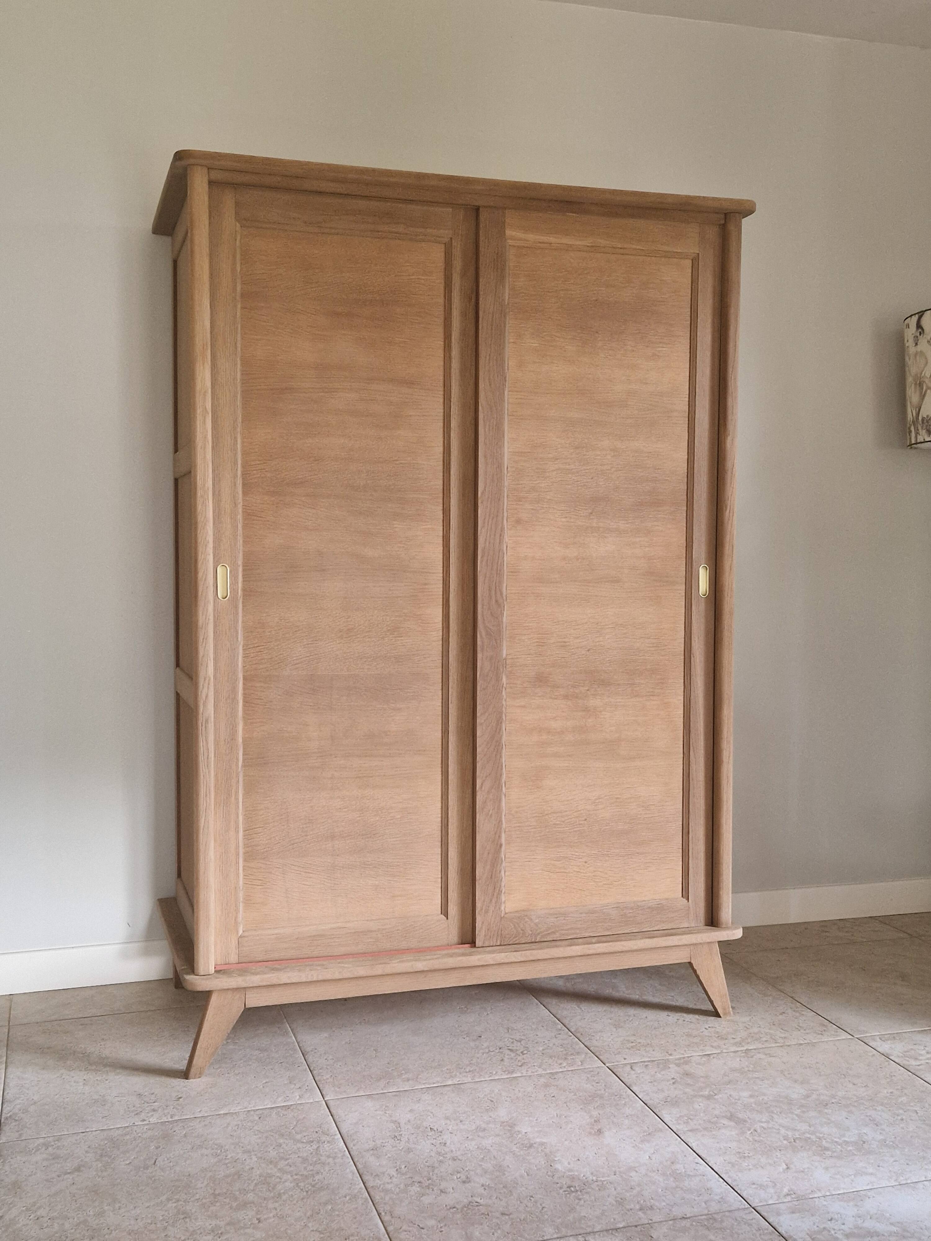 armoire vintage