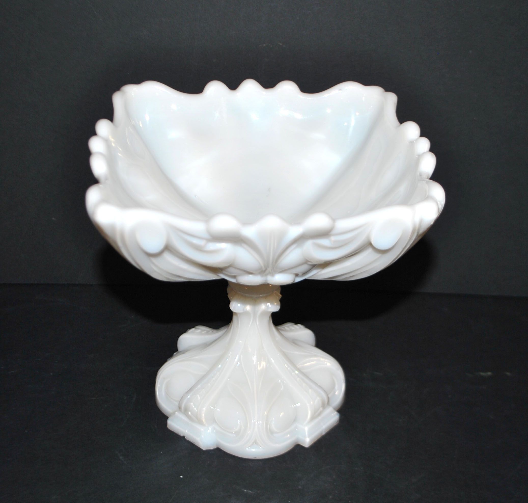Opaline de Vallerysthal chalice cup Art Nouveau 1910 white opaline H16cm