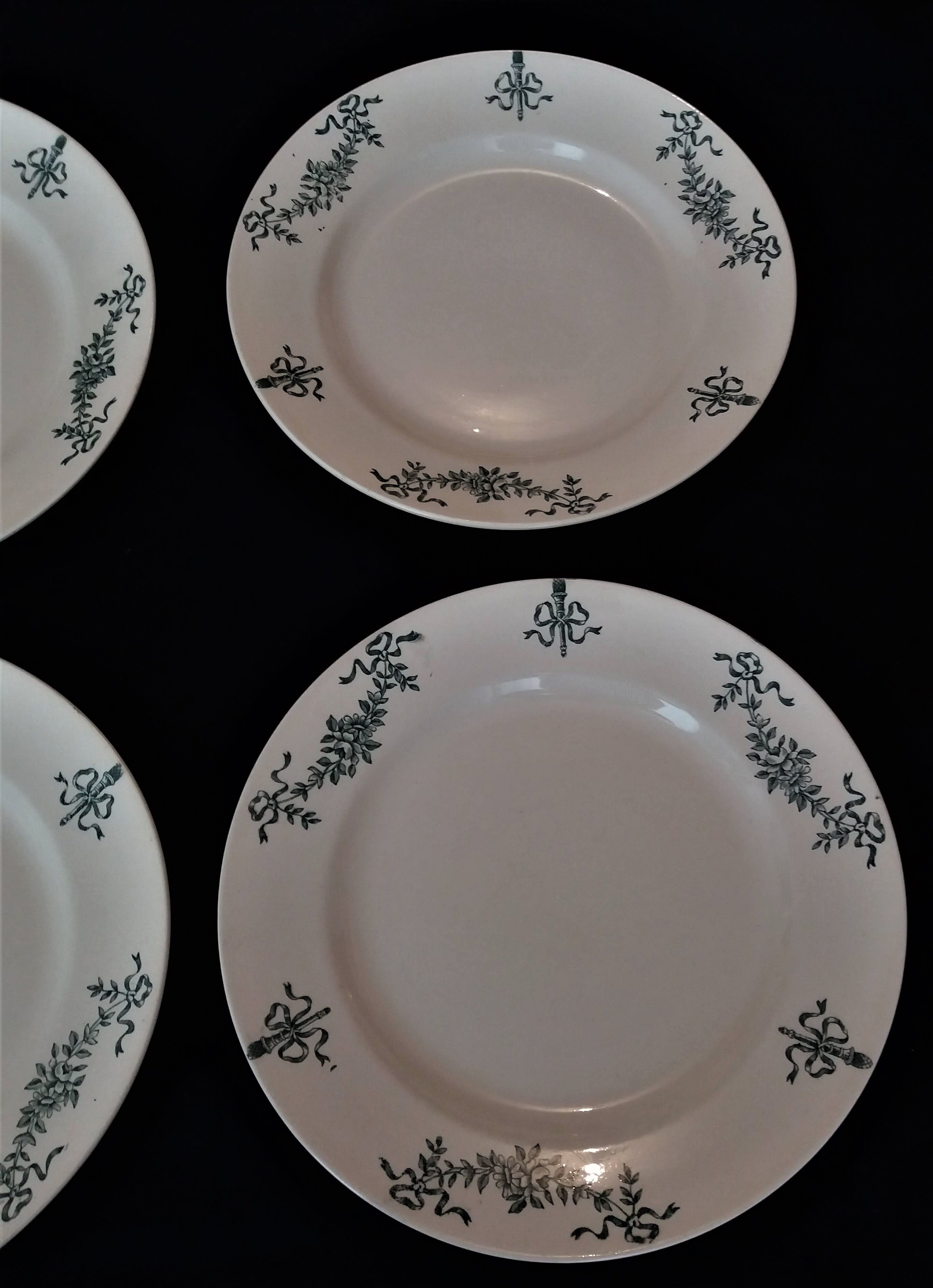 Série de six assiettes plates en faïence de Longchamp modèle Sapho