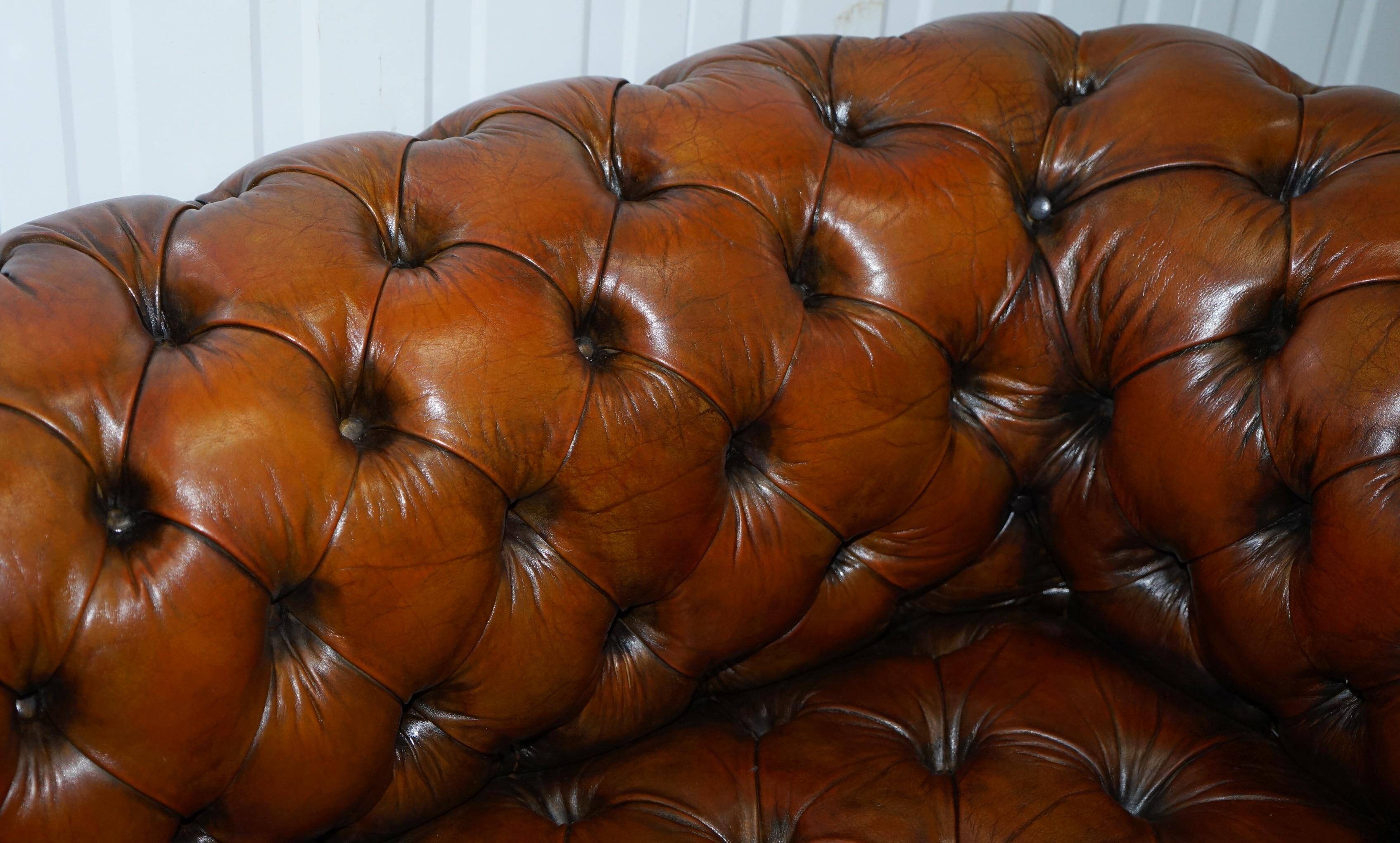 Victorian Chesterfield canapé from 1890 in restored leather, stamped Cornelius V. Smith.