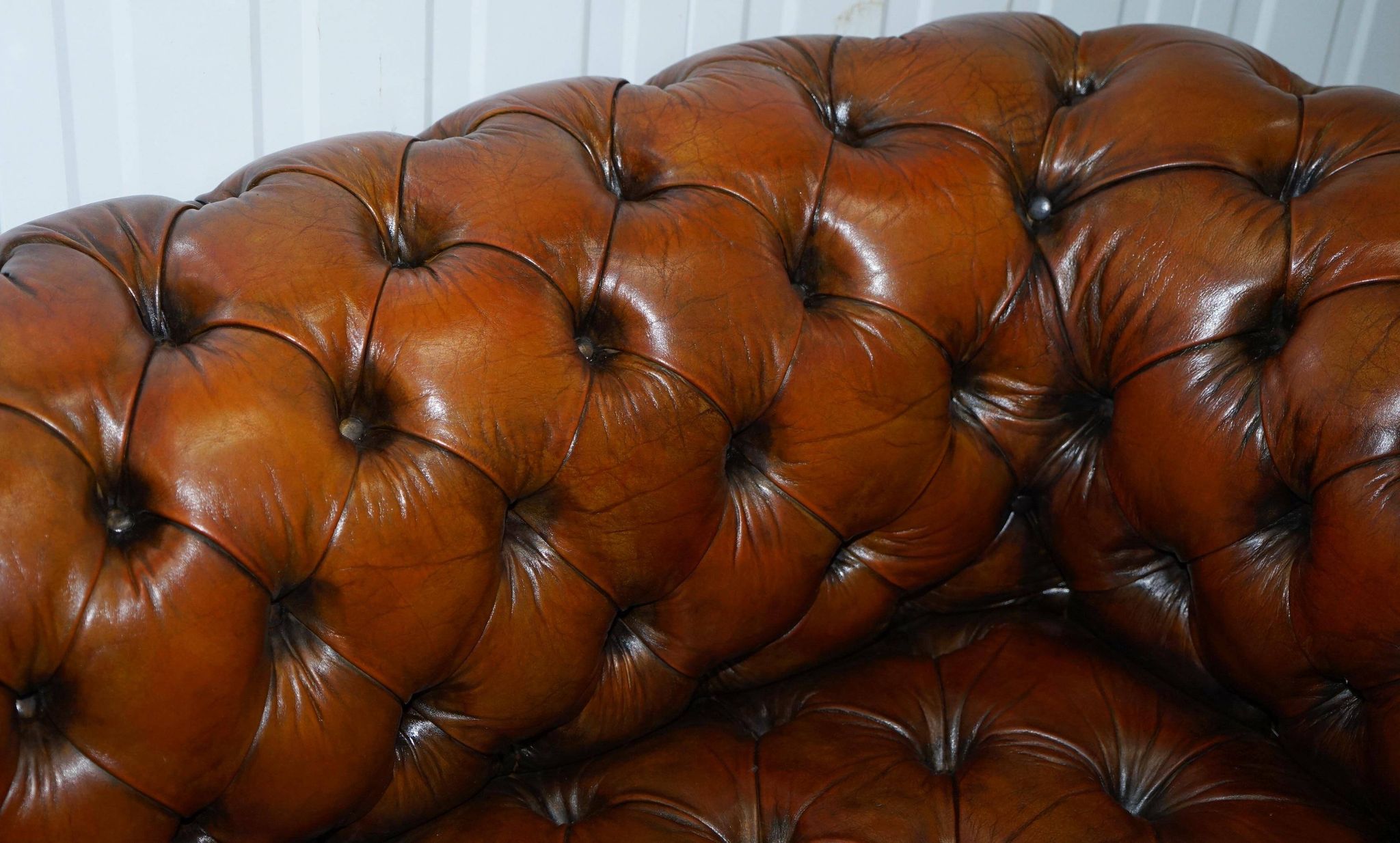 Victorian Chesterfield canapé from 1890 in restored leather, stamped Cornelius V. Smith.