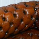 Victorian Chesterfield canapé from 1890 in restored leather, stamped Cornelius V. Smith.