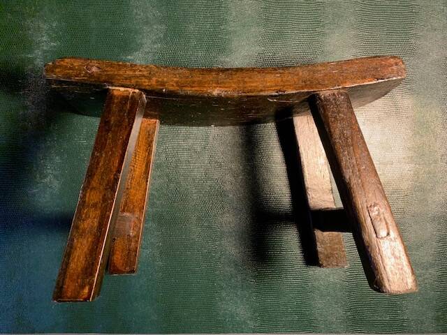 Antique milking stool in rustic curved wood, 19th century