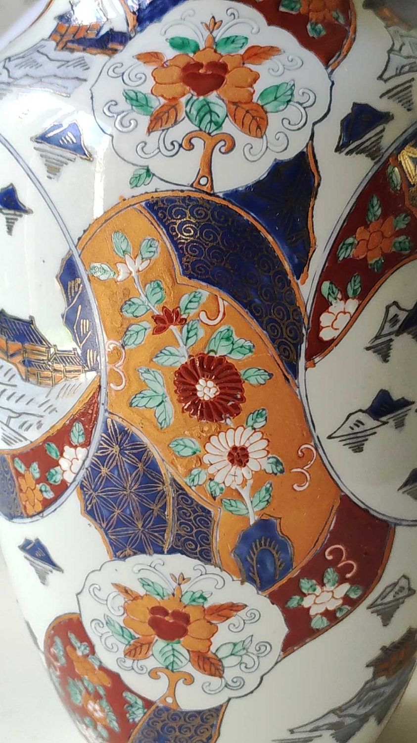 Chinese baluster vase in glazed ceramics. Wild, floral nature. Imari style. 32 cm