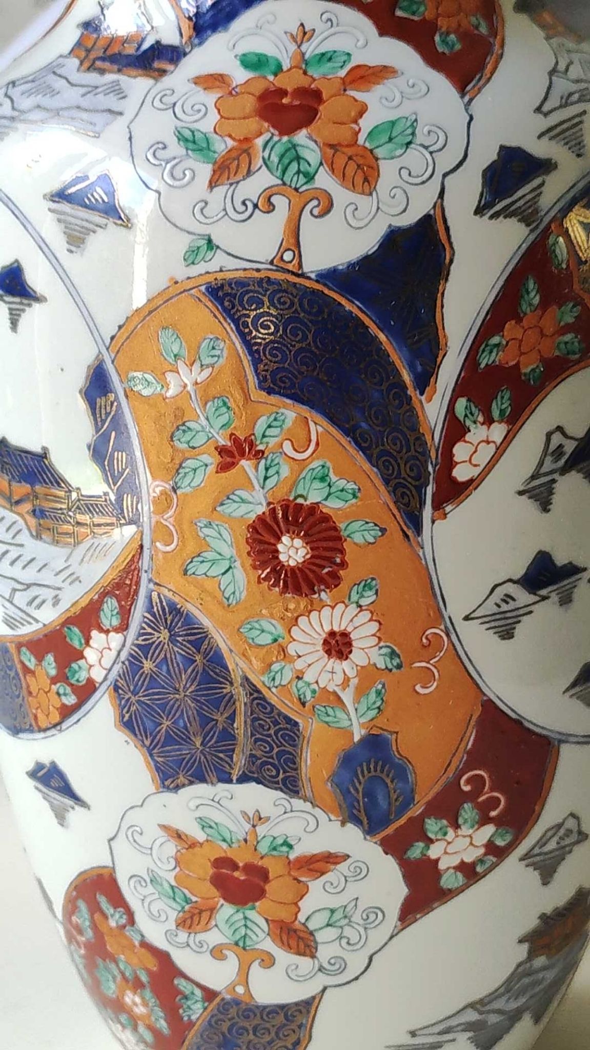 Chinese baluster vase in glazed ceramics. Wild, floral nature. Imari style. 32 cm
