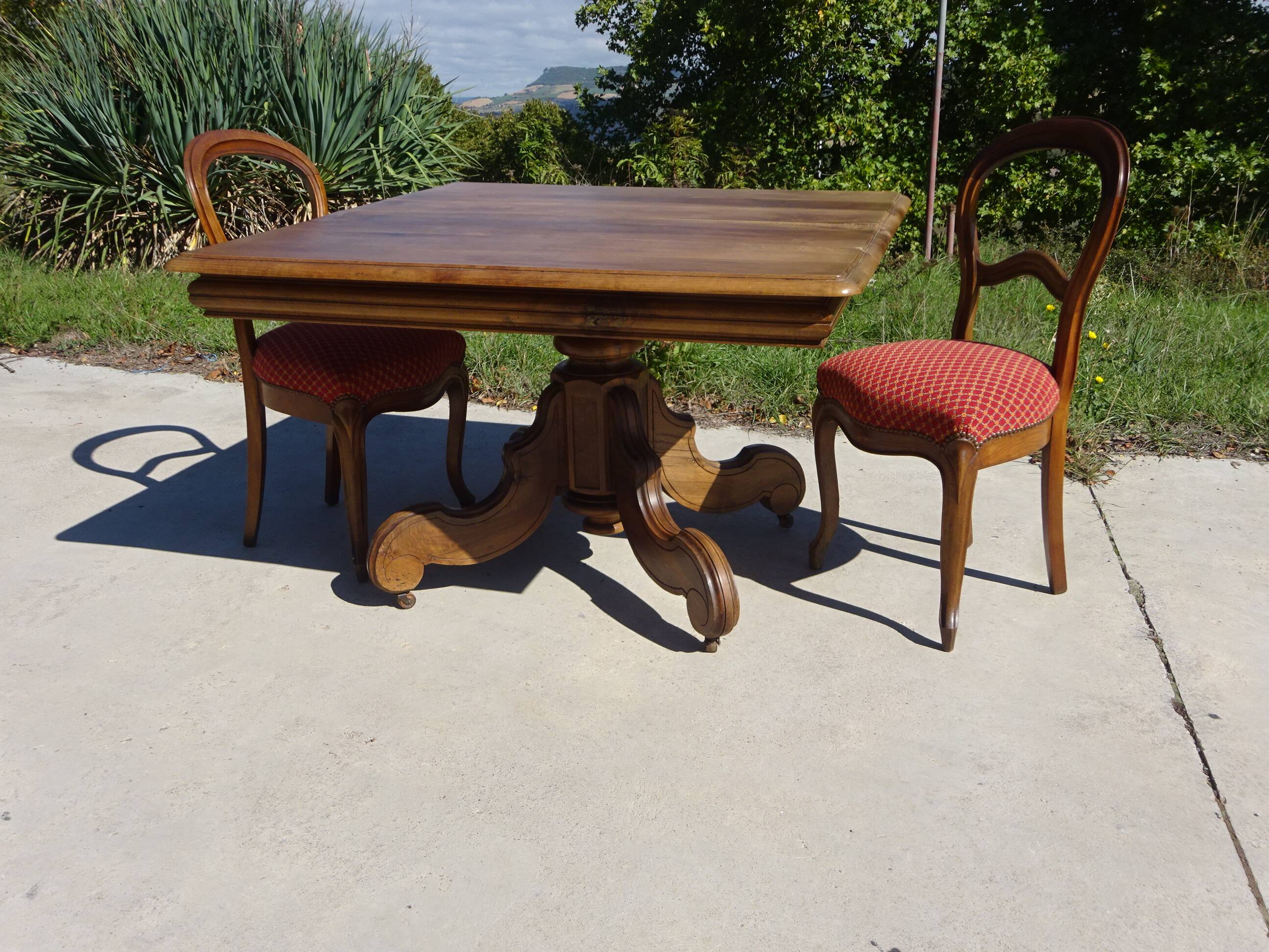 Ancienne table carrée en noyer avec pied central