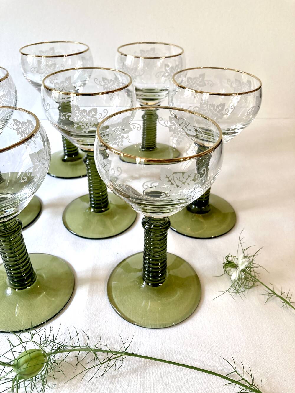 7 verres à vin d'Alsace Roemer, pieds gradins vert mousse et liseré doré