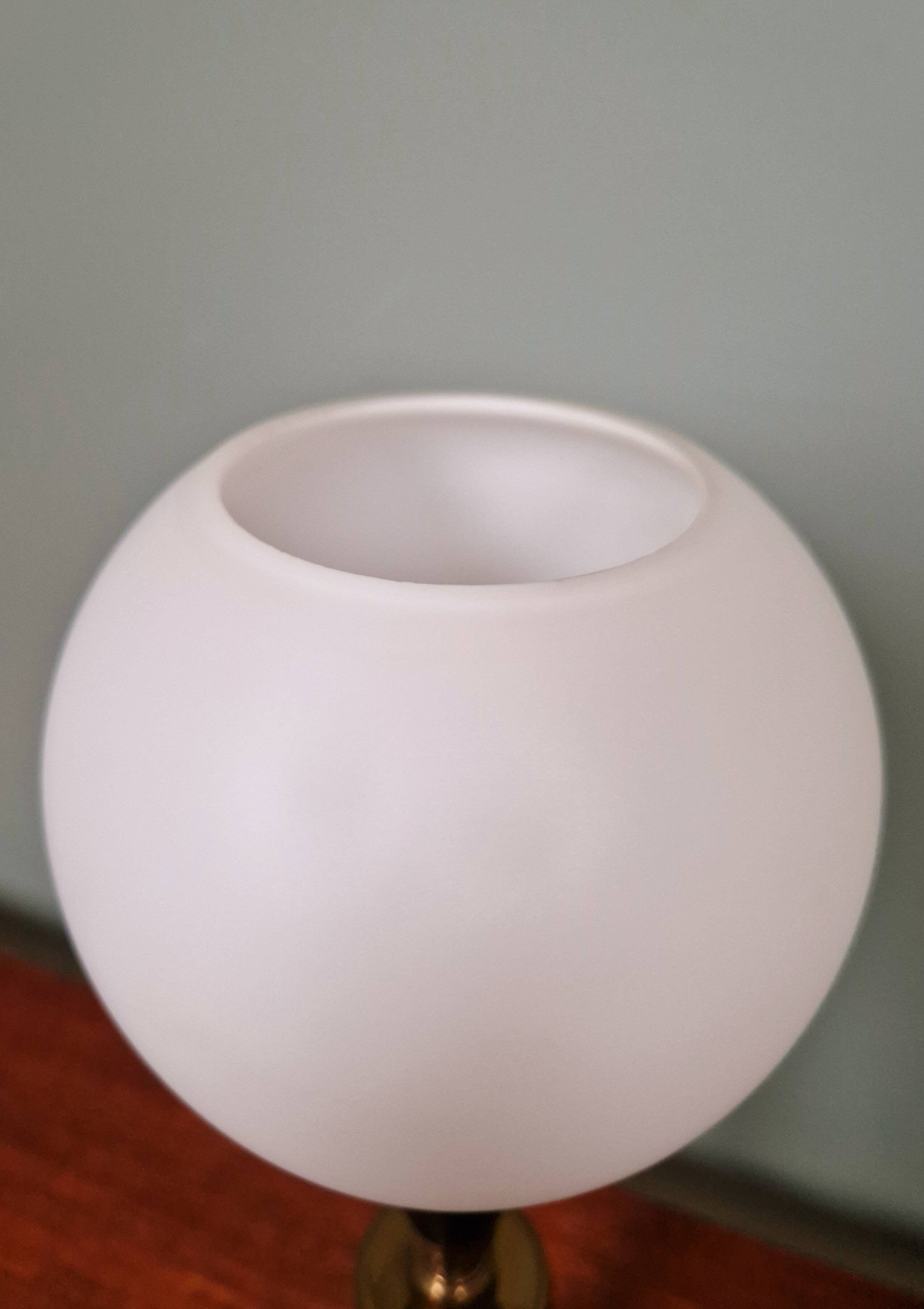 Lampe de table en métal laqué noir et verre satiné blanc, années 1950