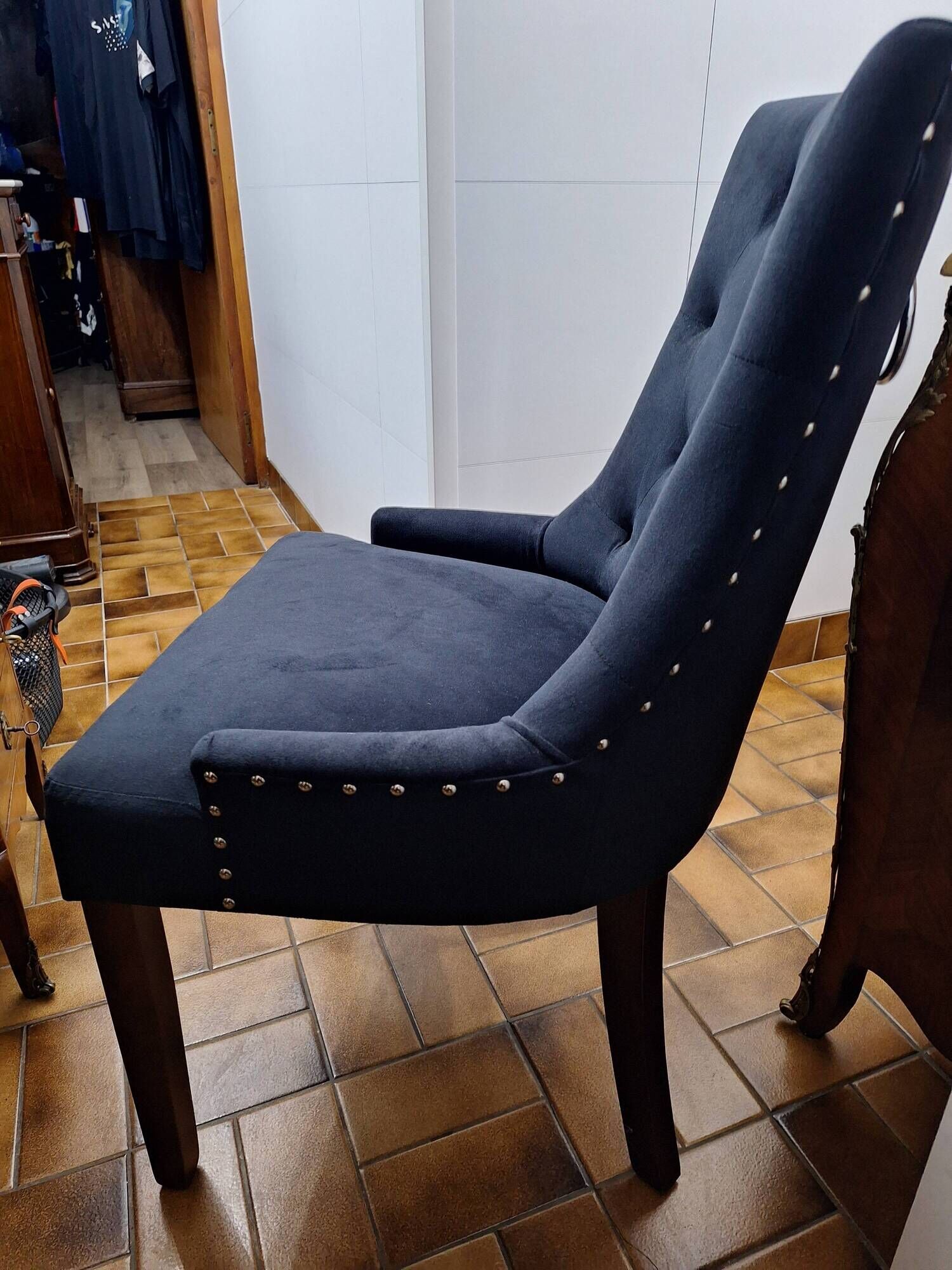 fauteuil capitonné velours noir design