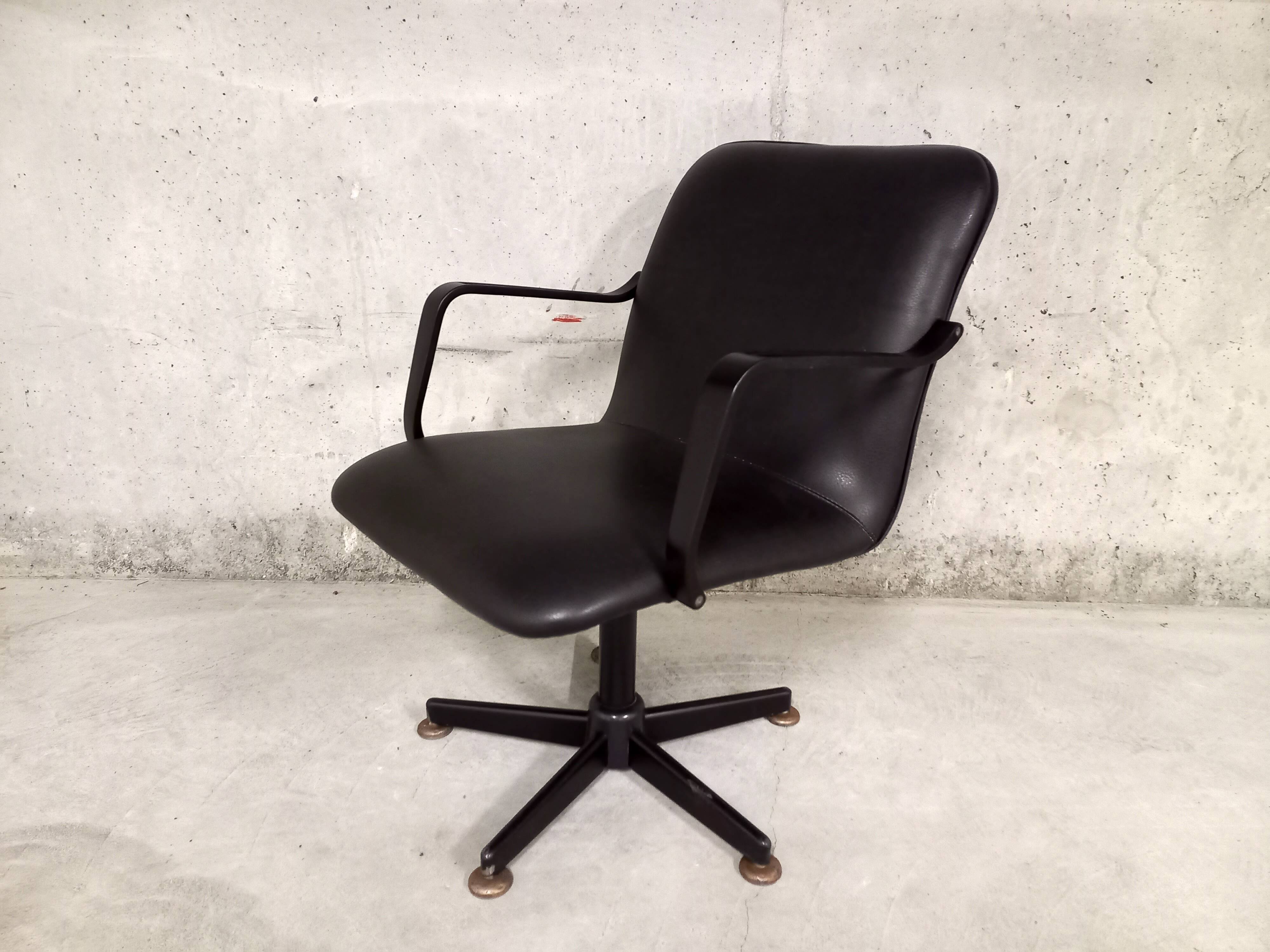 Vintage 70s swivel office chair in skai and black metal