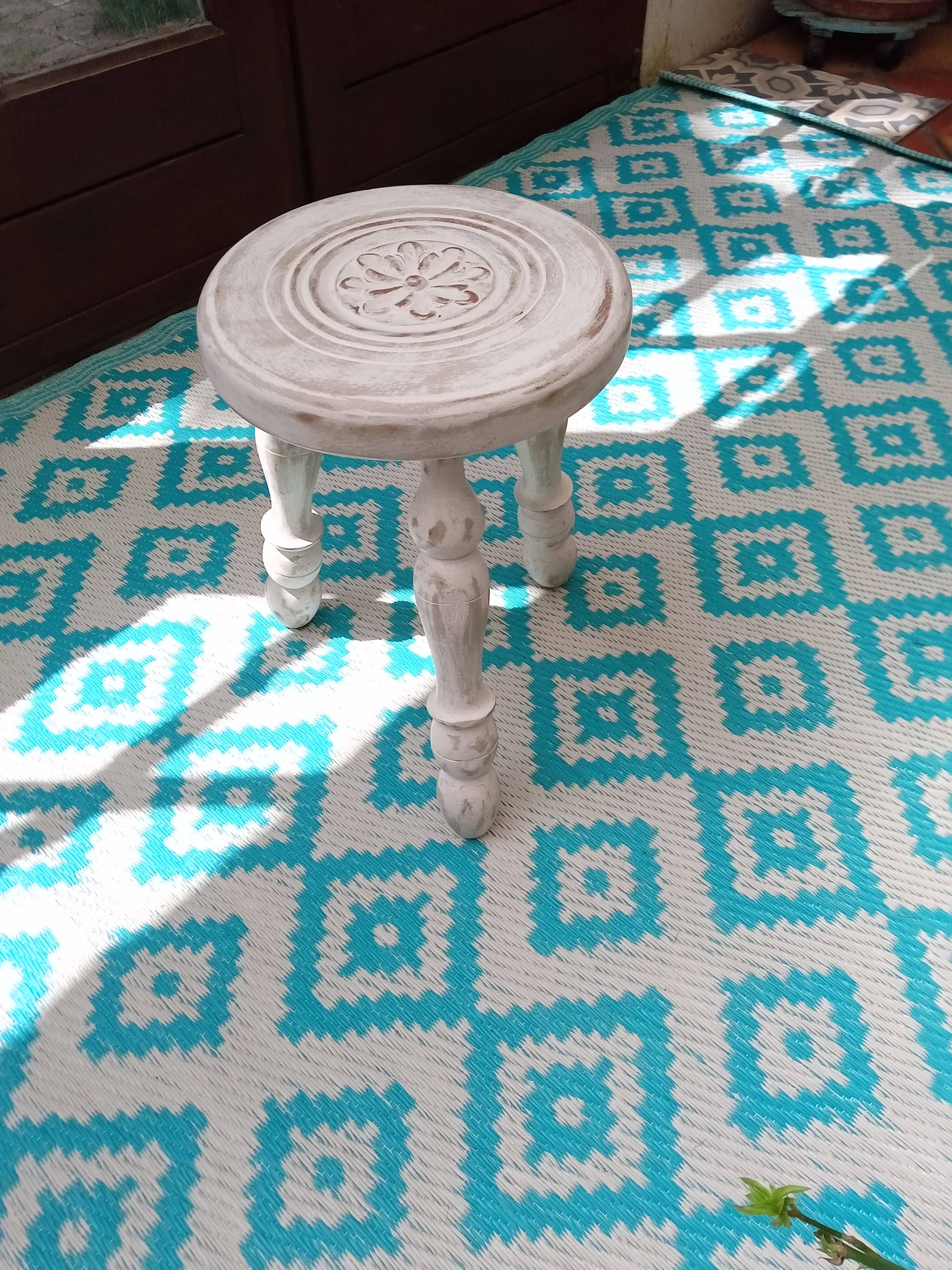 Low tripod tabouret