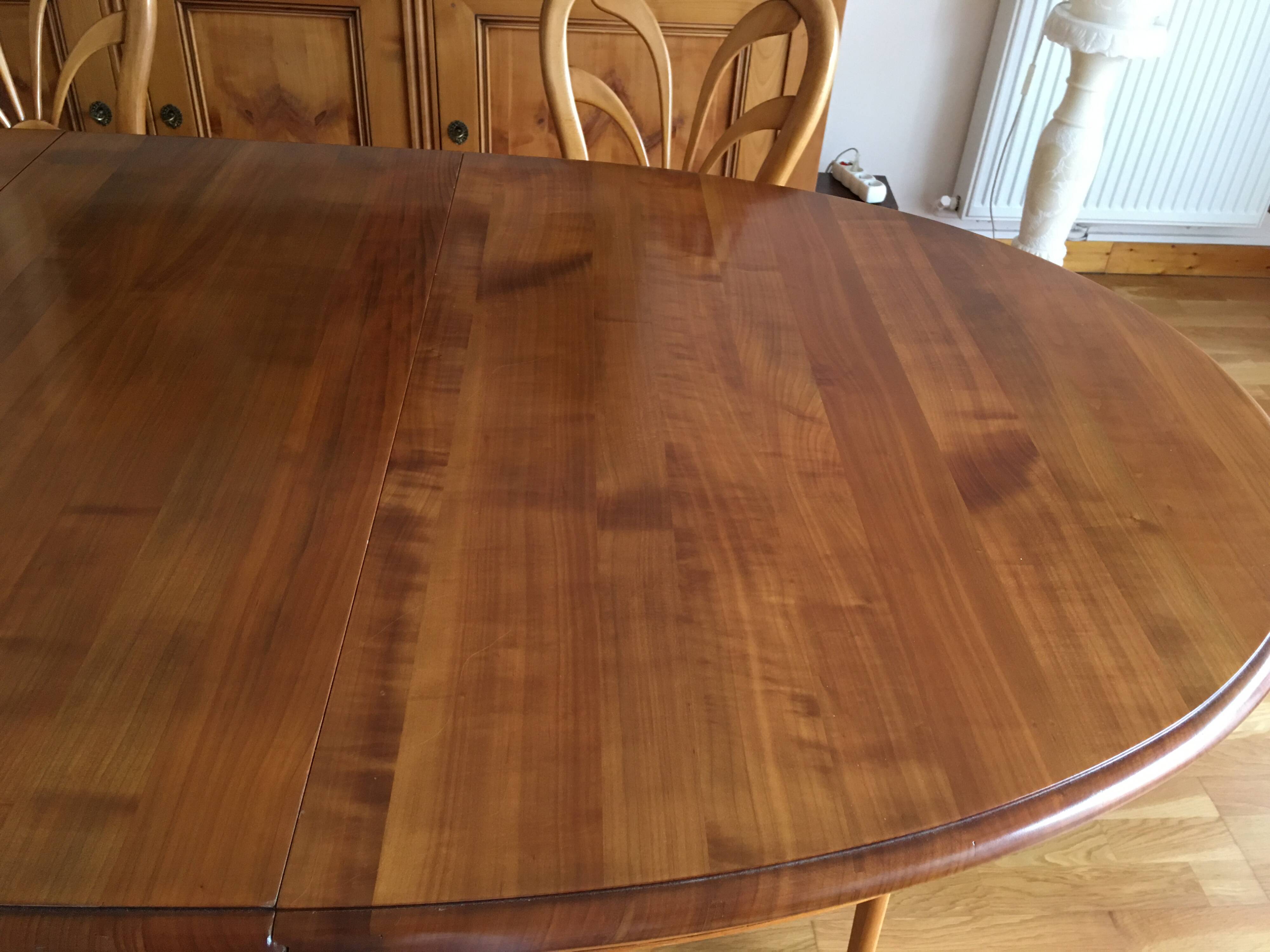 LOT of a table and 6 chairs
