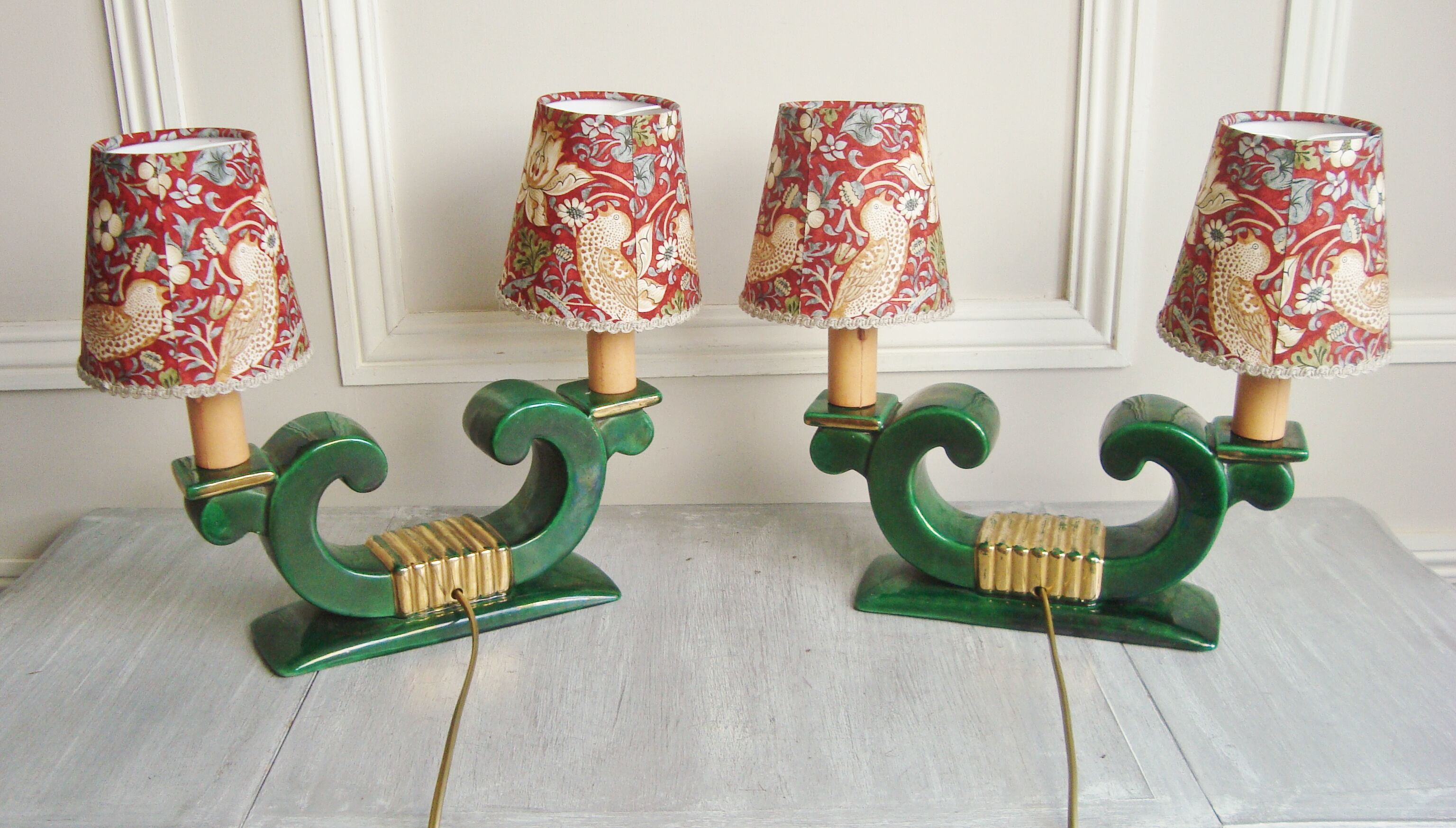 Paire de lampes Art Déco en céramique signées B Lasalle avec quatre abat-jours faits main en France