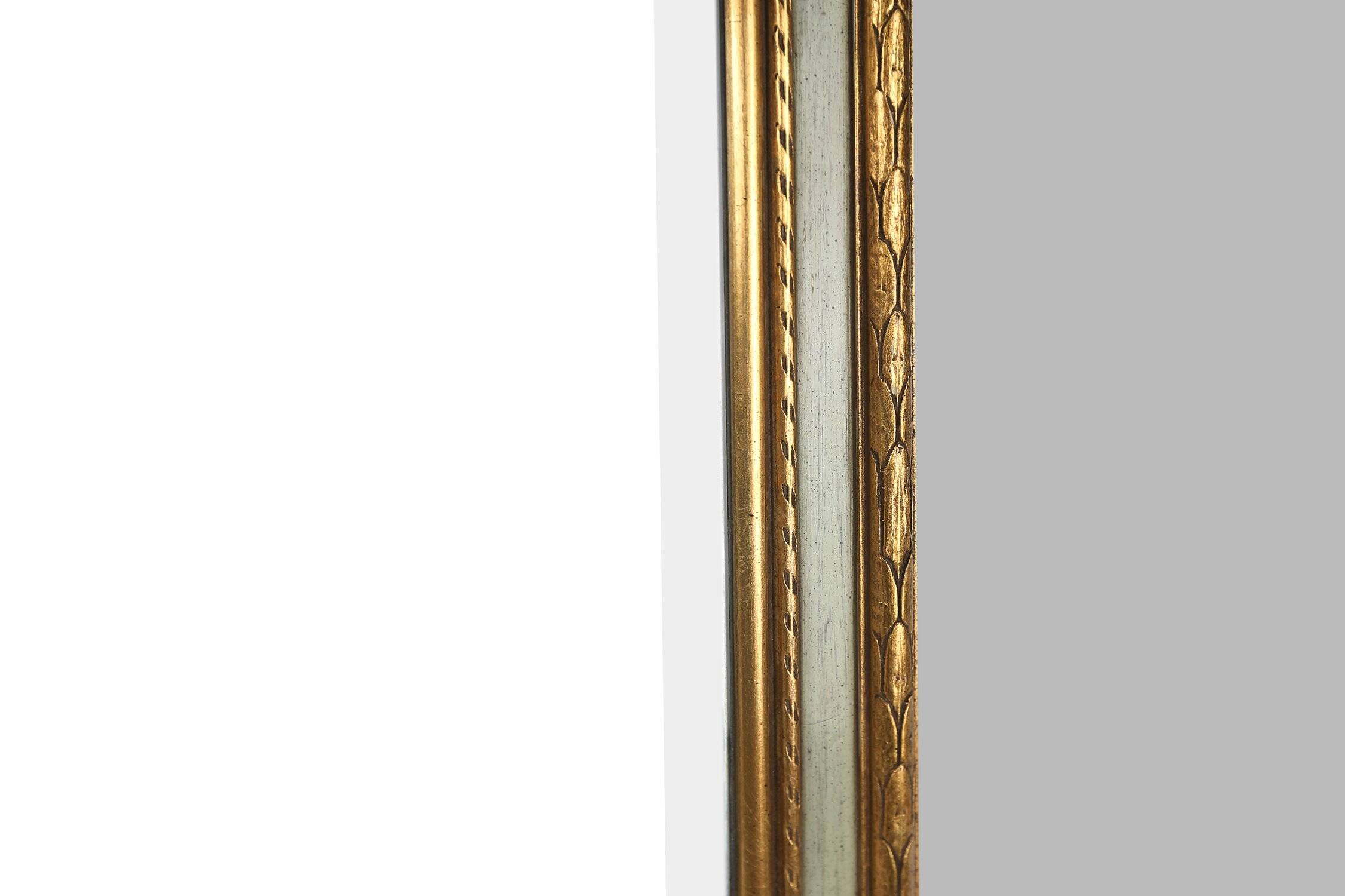 Miroir décoré de feuilles d'or dans le style baroque rococo, France années 1950.