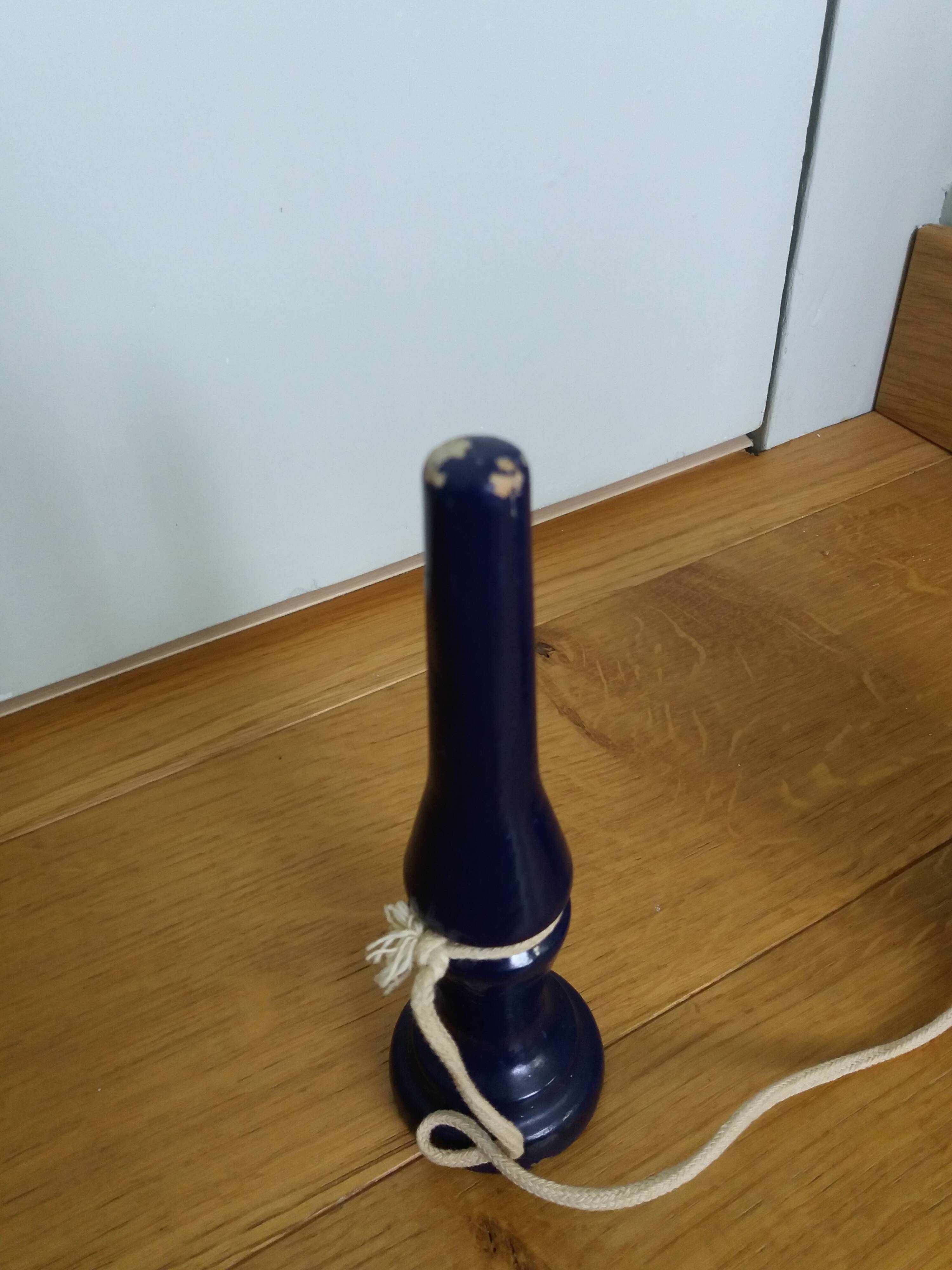 Bilboquet ancien bois laqué bleu