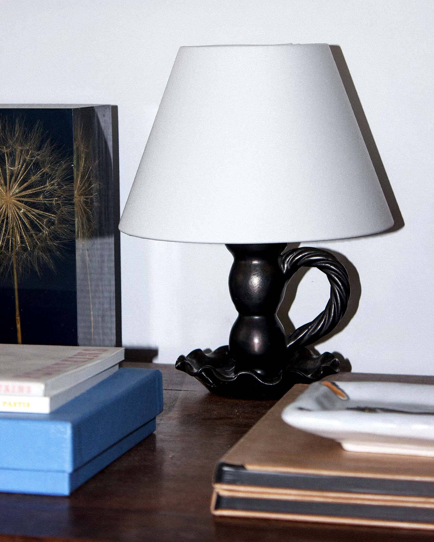 Lampe en céramique noire formant bougeoir