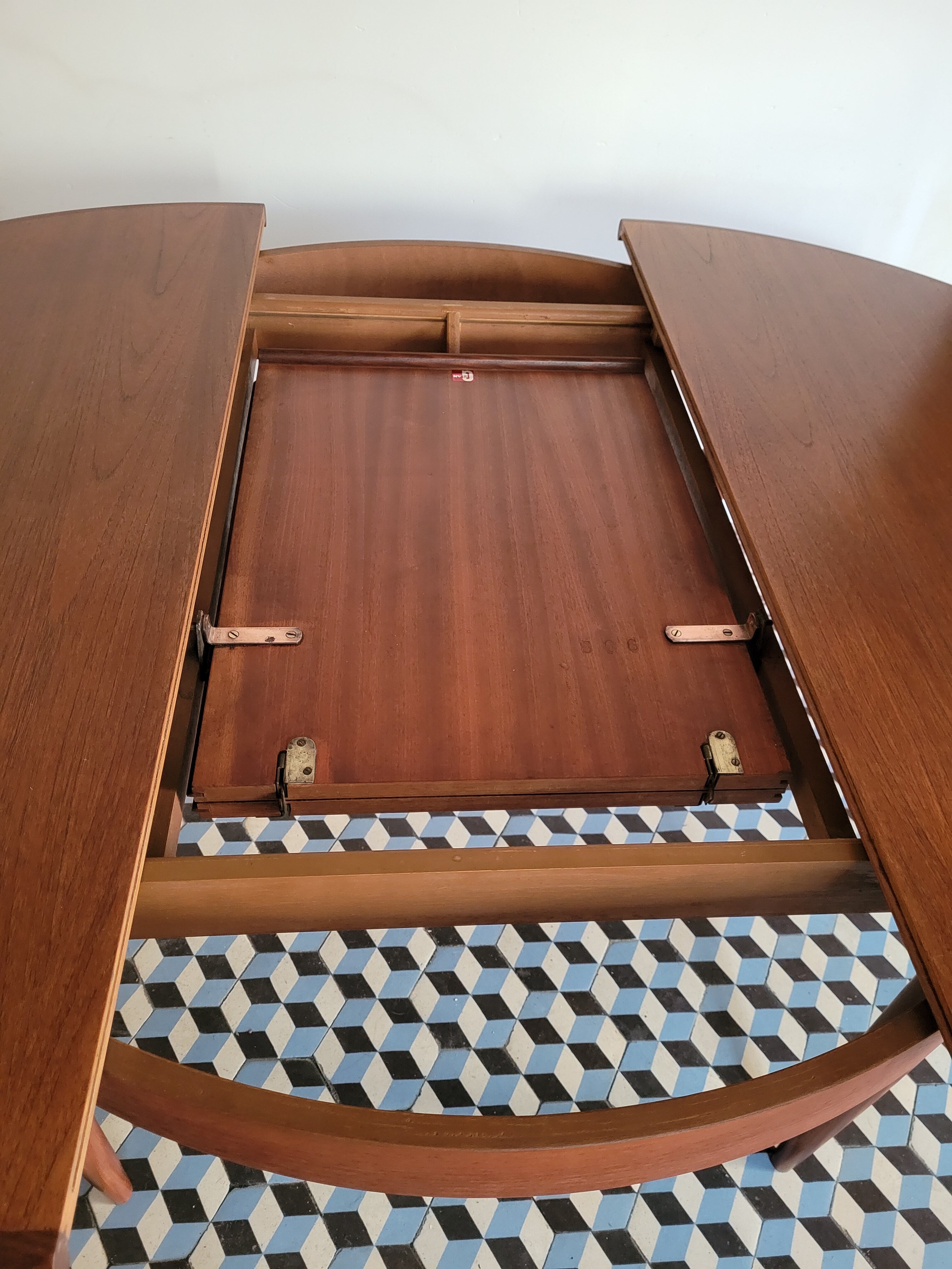 Extendable teak table by Victor Wilkins, G-Plan