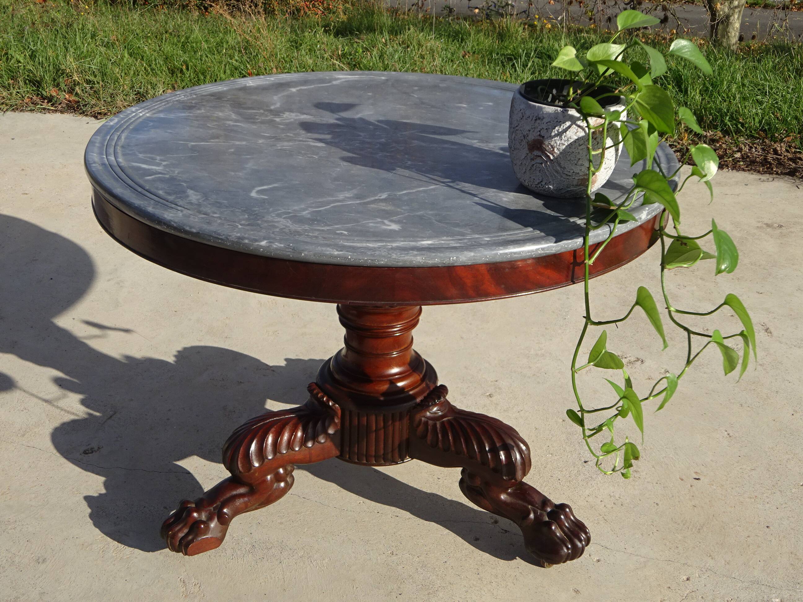 Empire guéridon in mahogany and marble, revolving top.