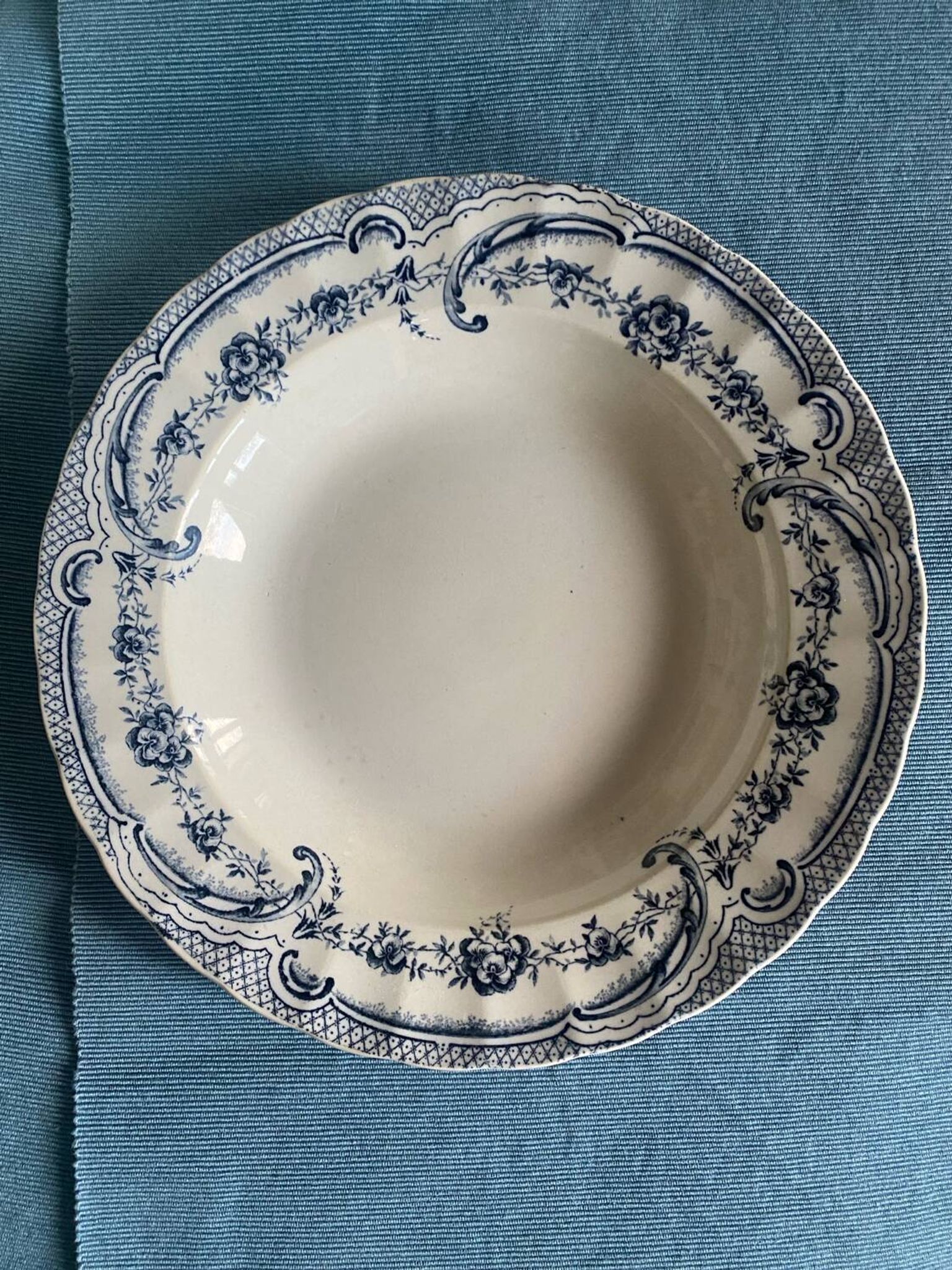 Round dish in old Wedgwood ironstone 