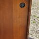 Enfilade vintage des années 50 en chêne doré 2 portes coulissantes pieds tubes métalliques