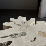 Carafe en verre à bec verseur et anse
