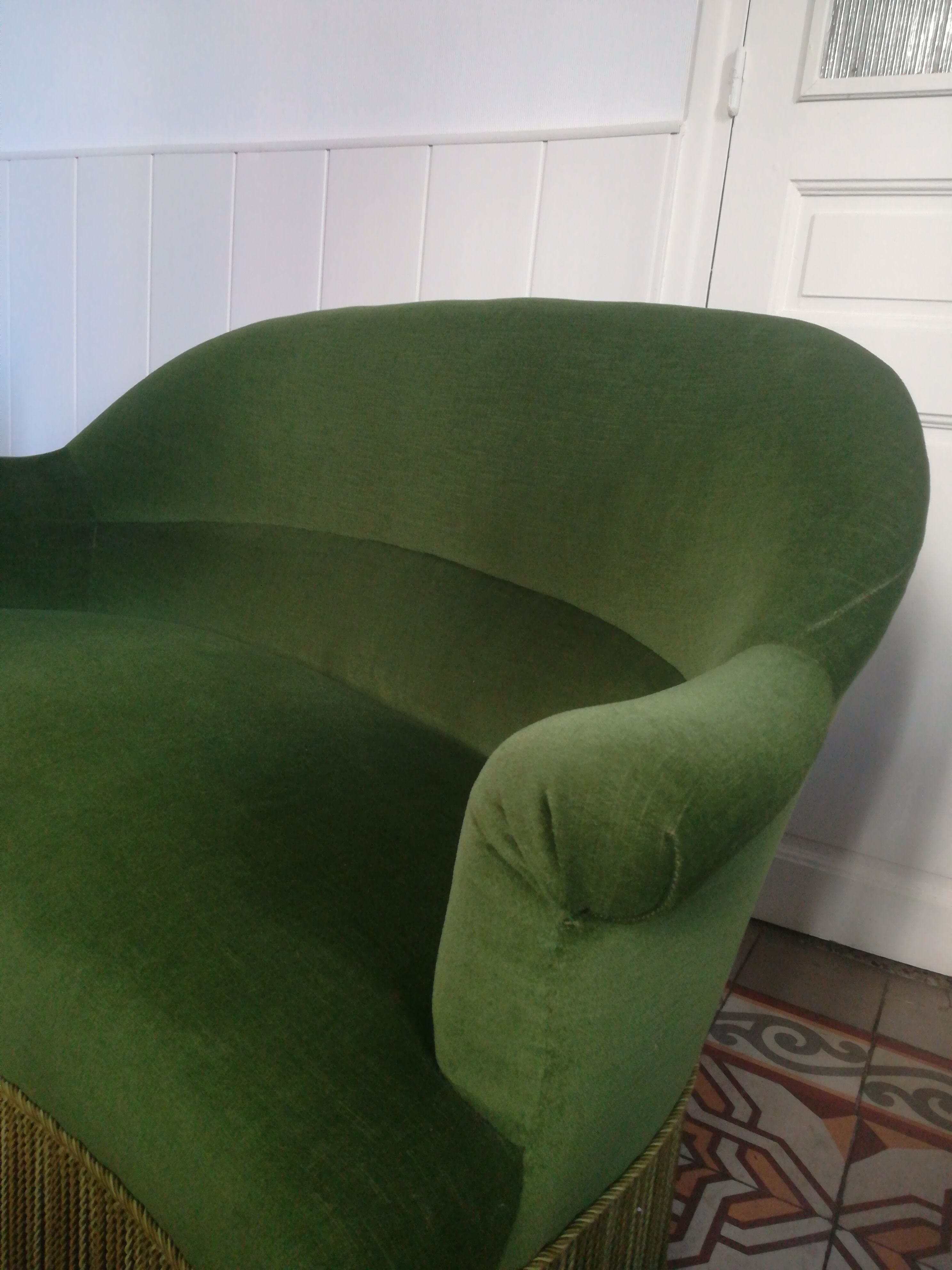 Toad sofa with velvet fringes