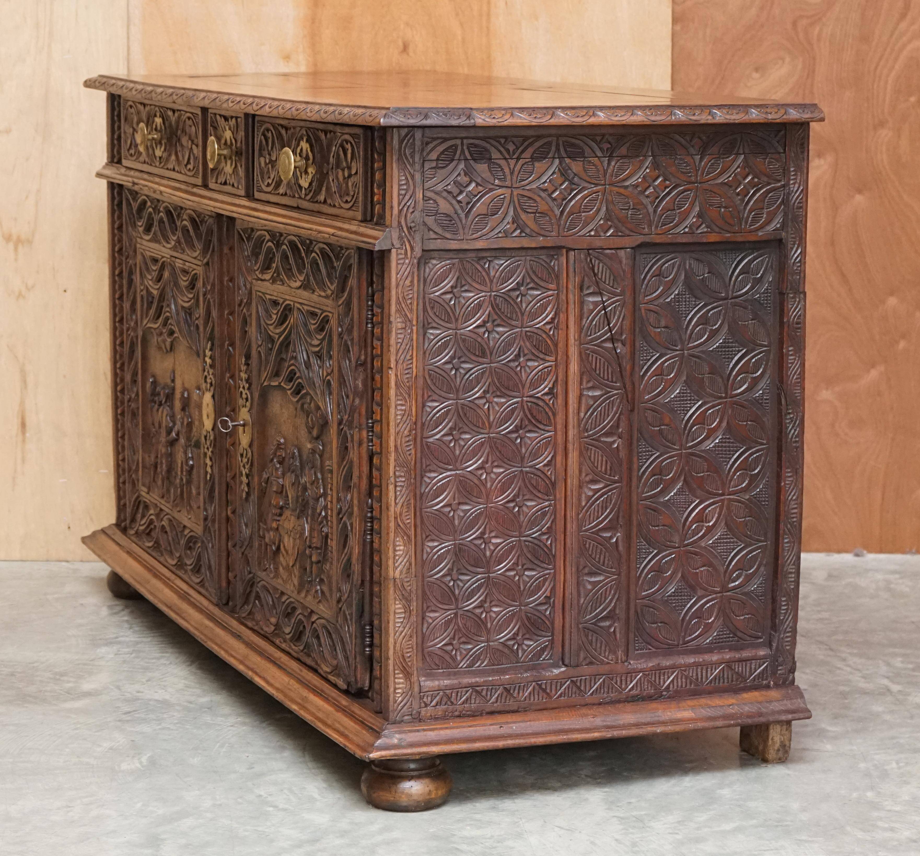 Buffet Continental en Chêne Sculpté Circa 1800 avec Panneaux Militaires