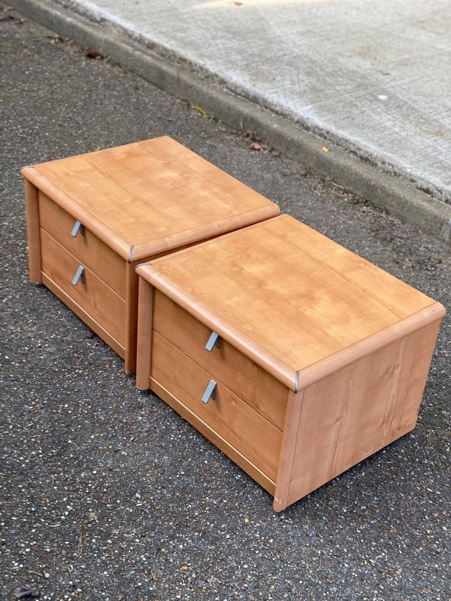 2 tables de chevet françaises Gauthier en bois clair avec 2 tiroirs