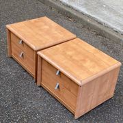 2 tables de chevet françaises Gauthier en bois clair avec 2 tiroirs