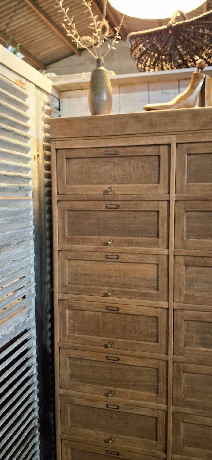 Trade cabinet with flaps