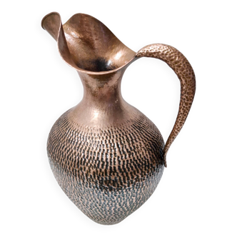 Grand vase pichet en cuivre gaufré par Egidio Casagrande, Italie